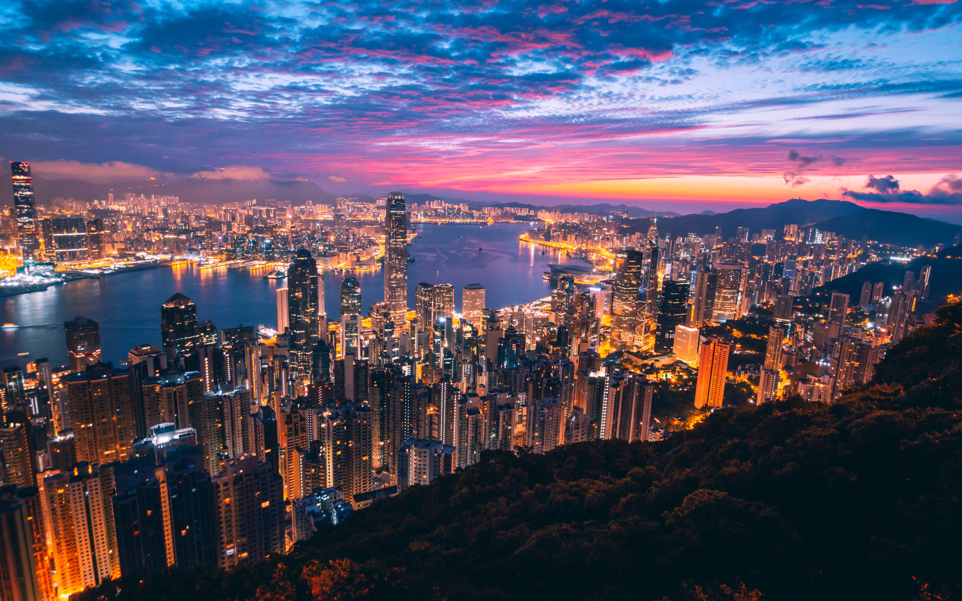 香港黃昏天際線，發光建築和多彩天空 — Google Meet 壁紙