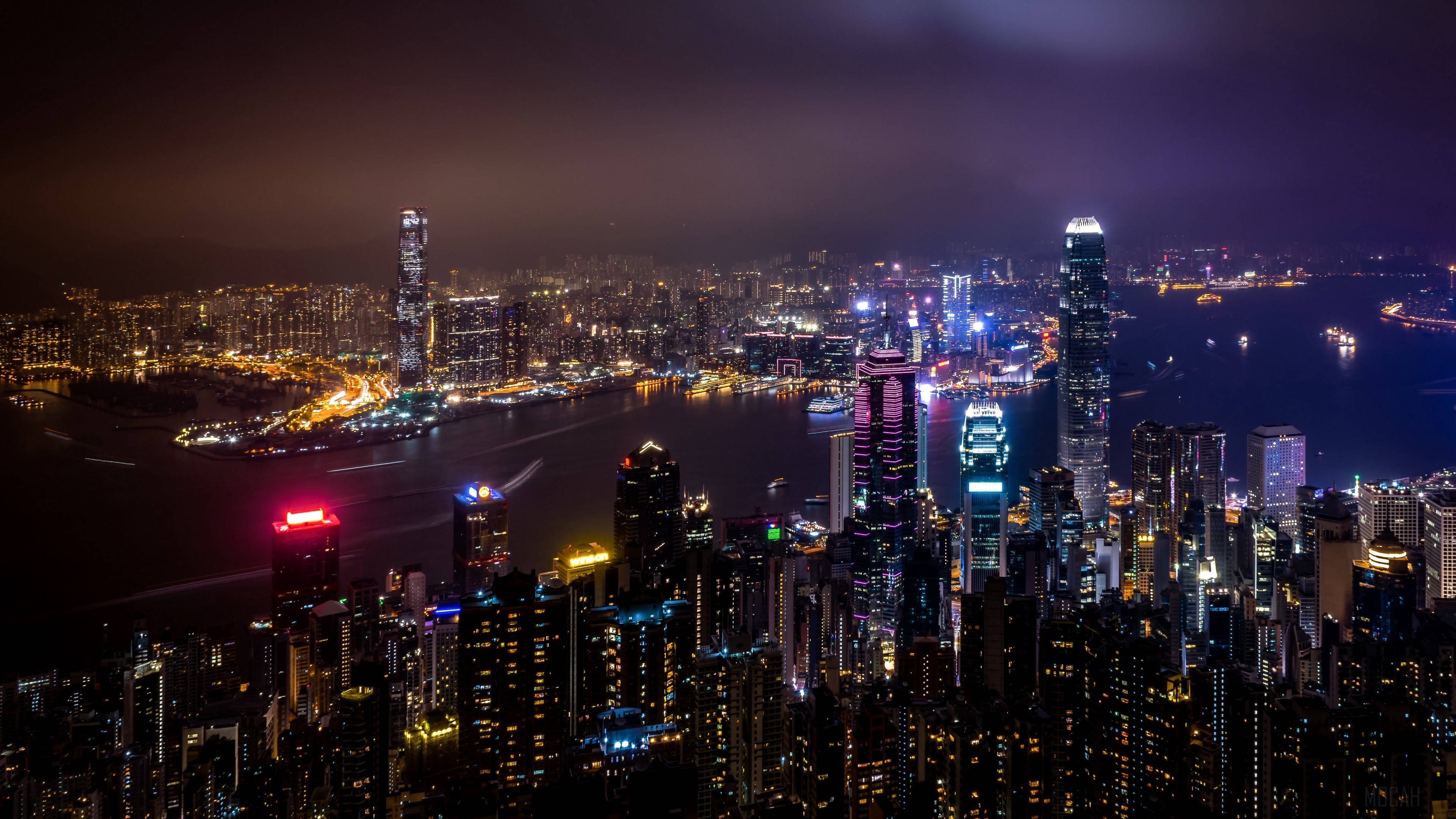 夜景城市 桌布 壁紙 — 香港天際線的迷人夜間空中景觀，閃爍的摩天大樓和充滿活力的海港。