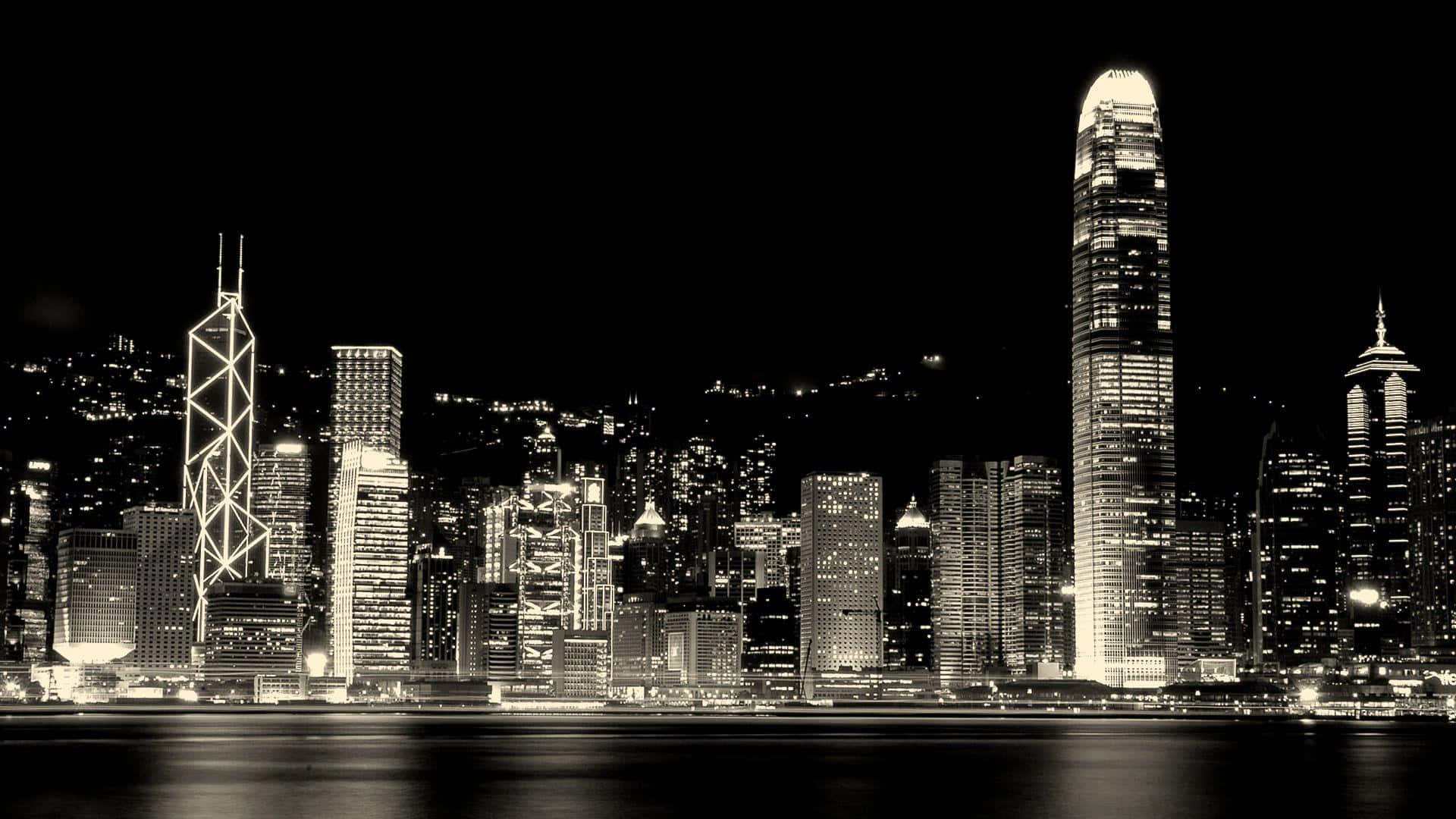 Monochrome 桌布 壁紙 — 香港璀璨天際線在平靜水面上倒映的醒目黑白夜景。
