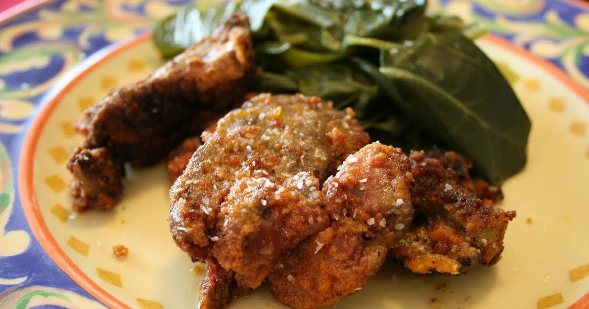 Liver 桌布 壁紙 — 香脆炸雞塊和枯萎的青菜放在一個色彩繽紛、帶有鮮豔橙色和藍色點綴的圖案盤子上。