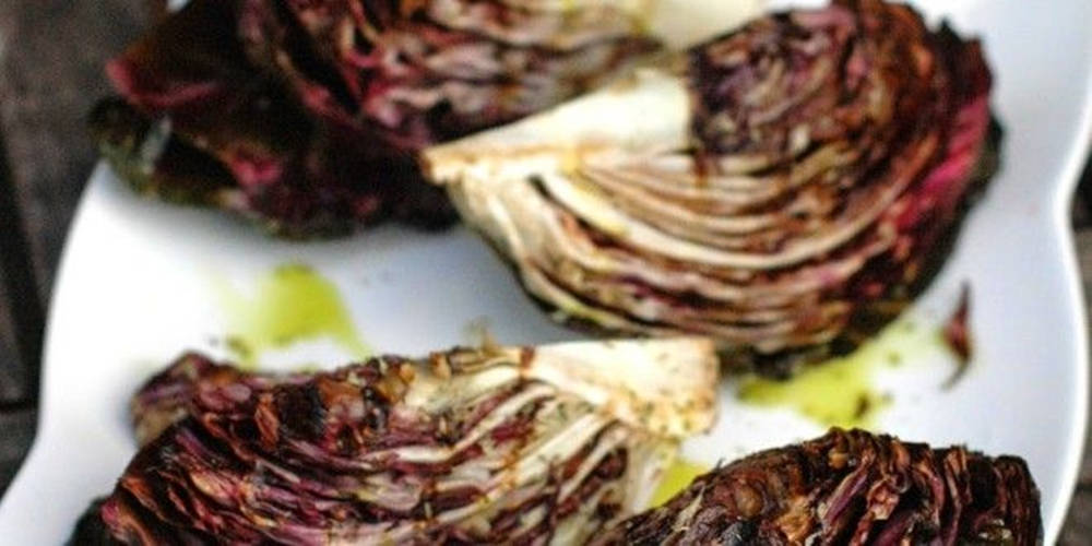 Plant 桌布 壁紙 — 香脆烤紅菊苣楔塊在白色盤子上閃爍著橄欖油光澤。