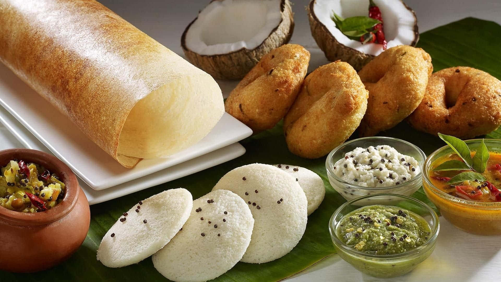 Indian 桌布 壁紙 — 香蕉葉上擺放著色彩繽紛的南印度早餐食品，包括多薩、伊德利、瓦達、椰子及酸辣醬。