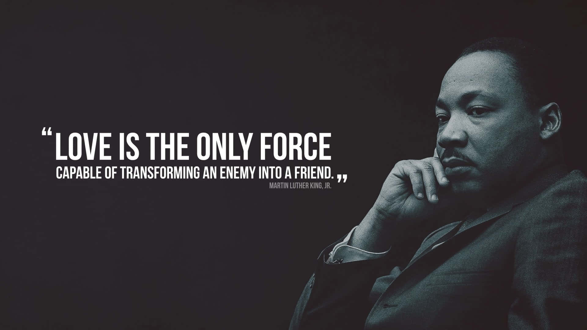 Inspirational Quotes 桌布 壁紙 — 馬丁·路德·金以沉思姿態，配上關於愛的語錄，背景為深色。