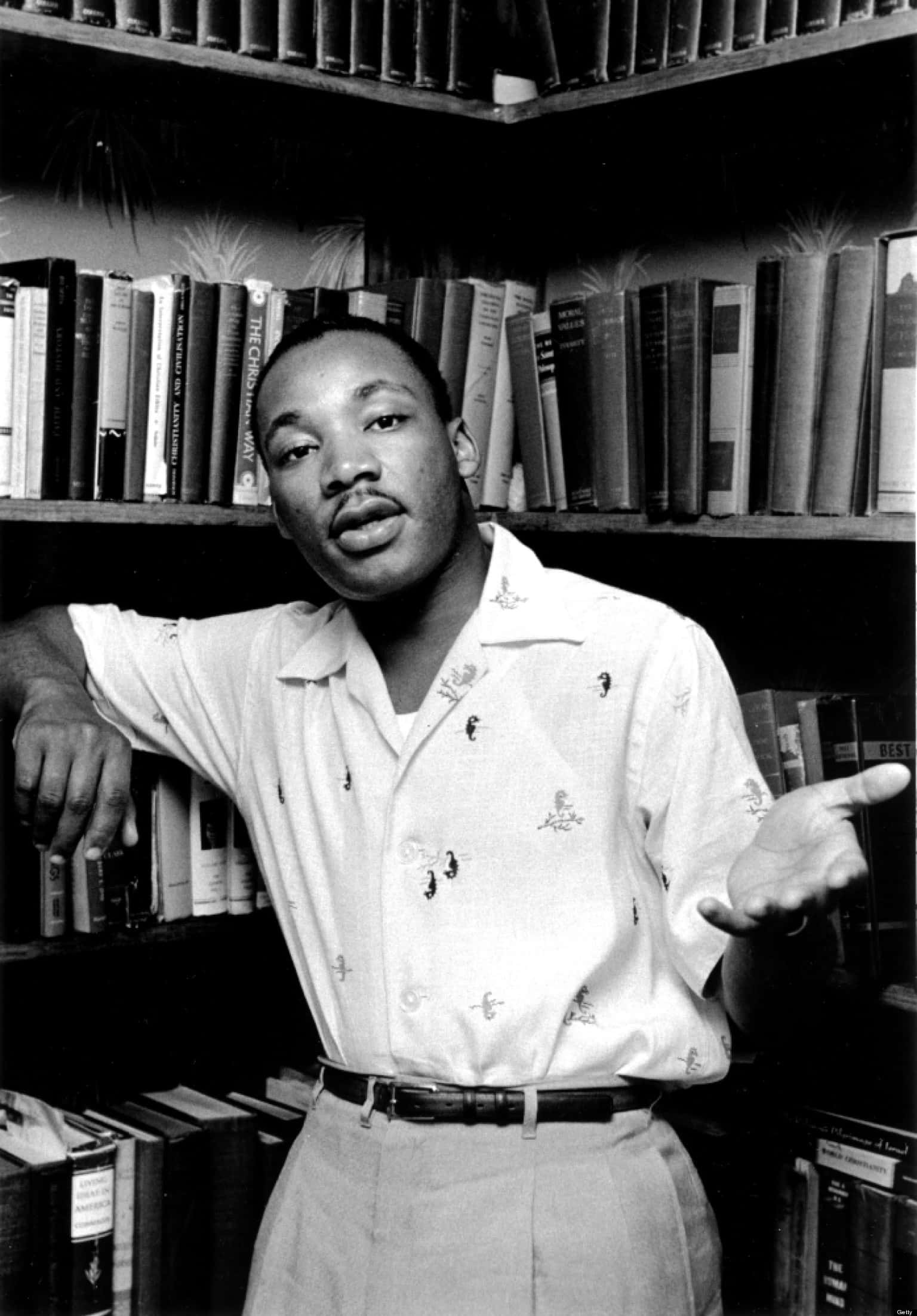 Mlk 桌布 壁紙 — 馬丁·路德·金恩自信地站在裝滿書的書架前的黑白肖像。