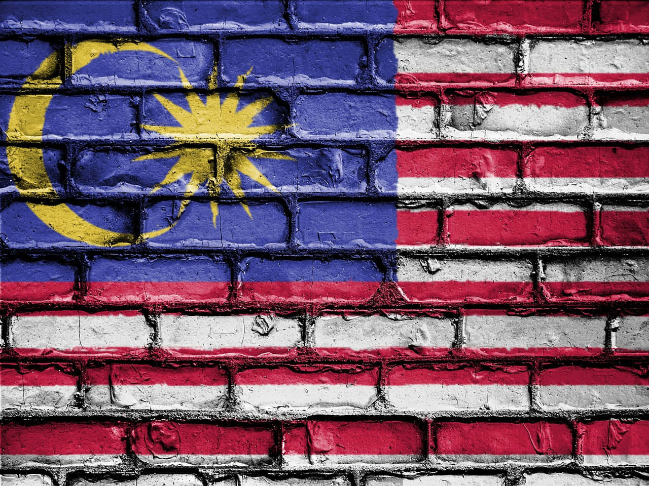 Malaysia 桌布 壁紙 — 馬來西亞國旗繪於風化磚牆上，帶有紋理油漆和可見的砂漿線。