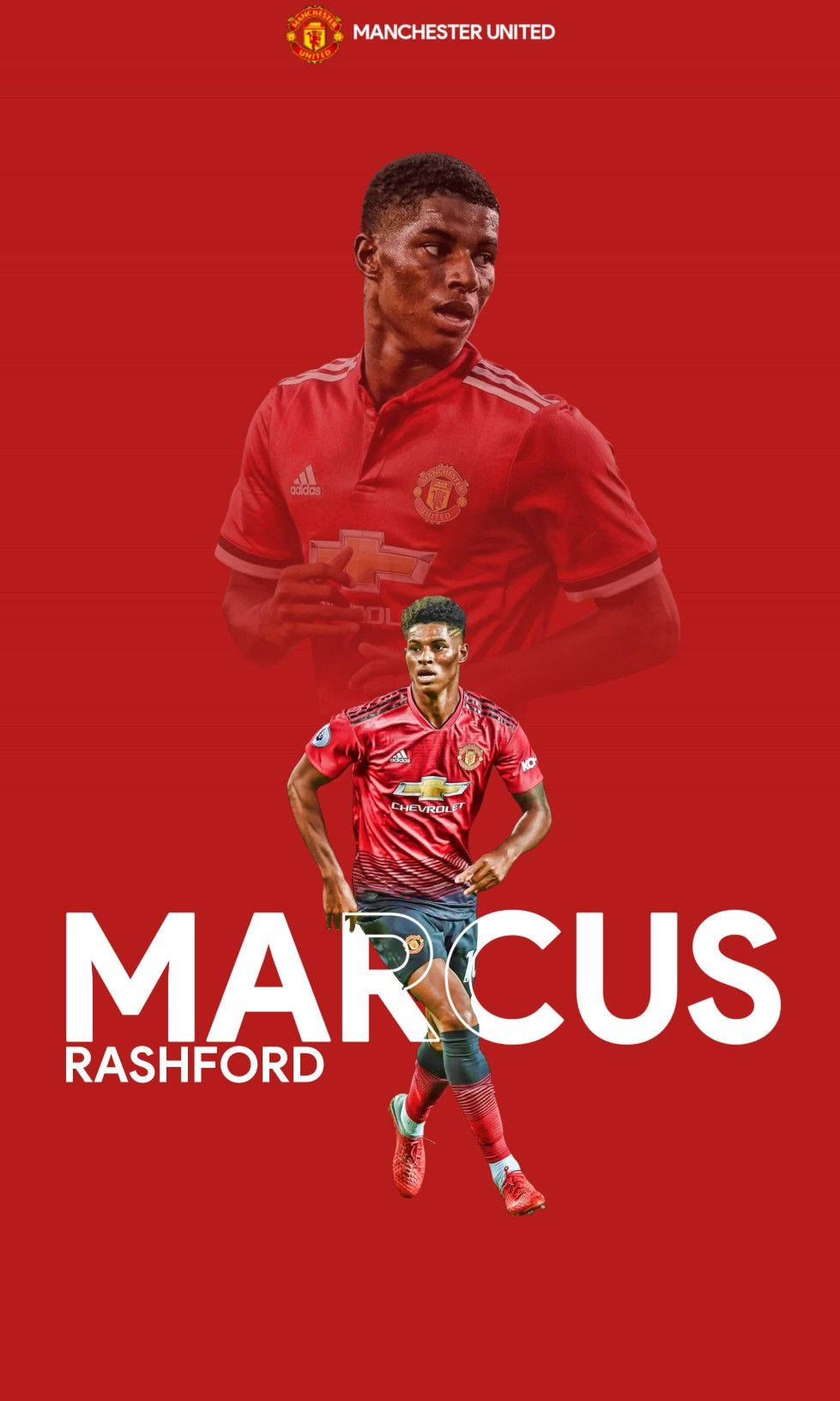 Rashford 桌布 壁紙 — 馬庫斯·拉什福德身穿曼聯球衣，在鮮紅色背景前向前奔跑，他的名字以白色大字顯示。