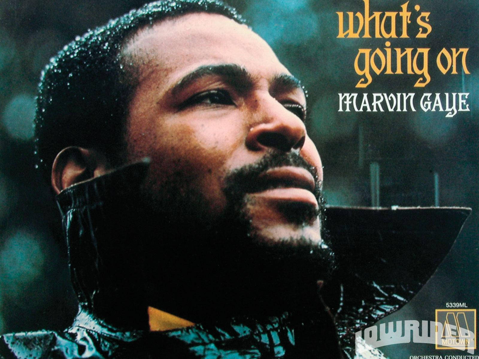 Marvin Gaye 桌布 壁紙 — 馬文·蓋伊在《What's Going On》專輯封面中，對著模糊的藍綠色背景，帶著沉思的表情向上凝視。