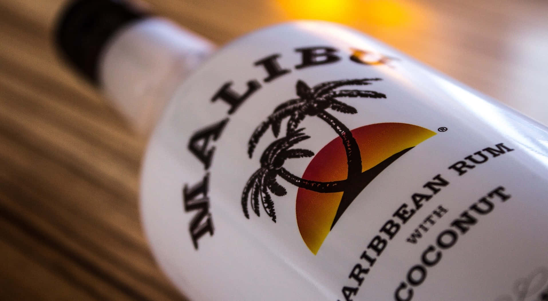 Rum 桌布 壁紙 — 馬里布加勒比椰子風味蘭姆酒瓶的特寫，放置在木質表面上。