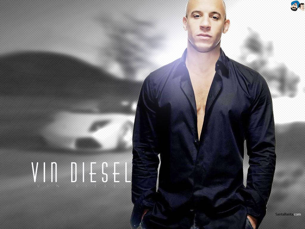 Diesel 桌布 壁紙 — 馮·迪索自信地站立，身穿黑色襯衫，背景有一輛模糊的跑車。