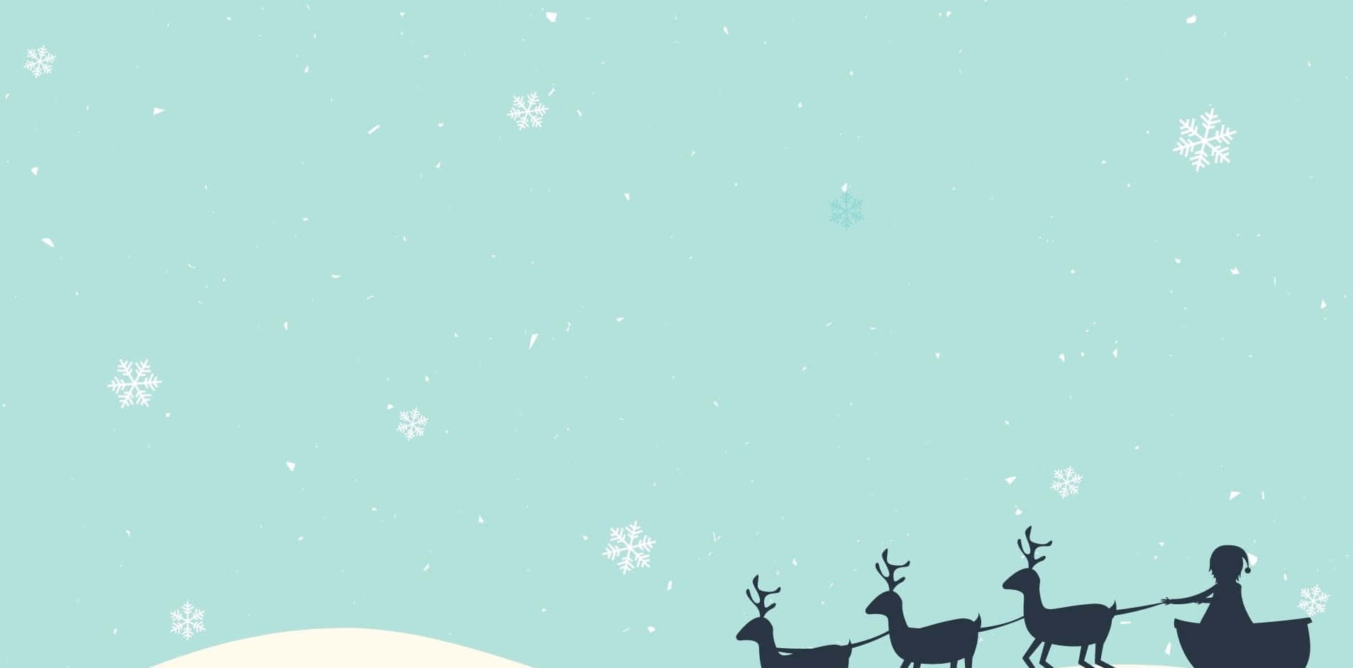 Cute Winter 桌布 壁紙 — 馴鹿拉著的雪橇剪影在淺藍色天空下飄雪的山丘上滑行。