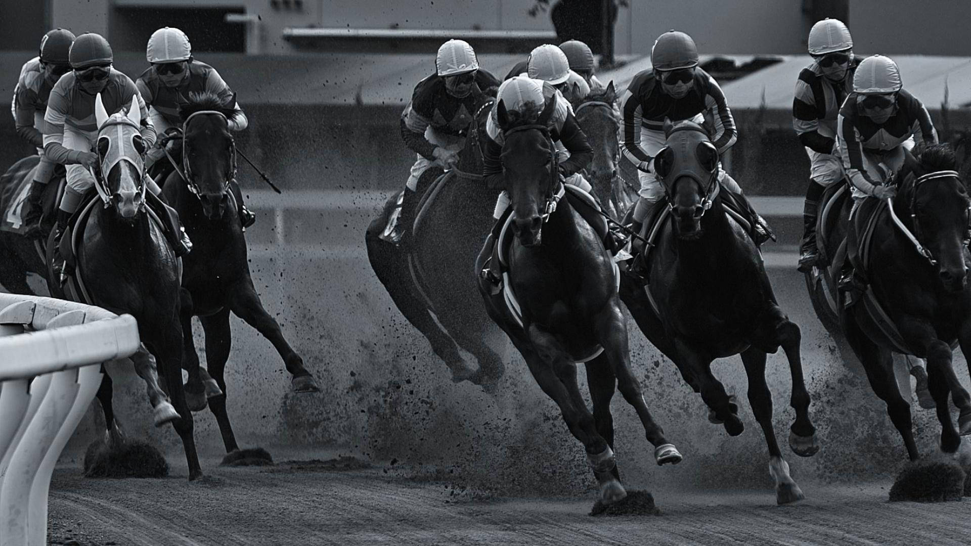 Horse Racing 桌布 壁紙 — 騎師在泥地賽道上策騎奔騰的馬匹，揚起塵土，高速黑白照片。
