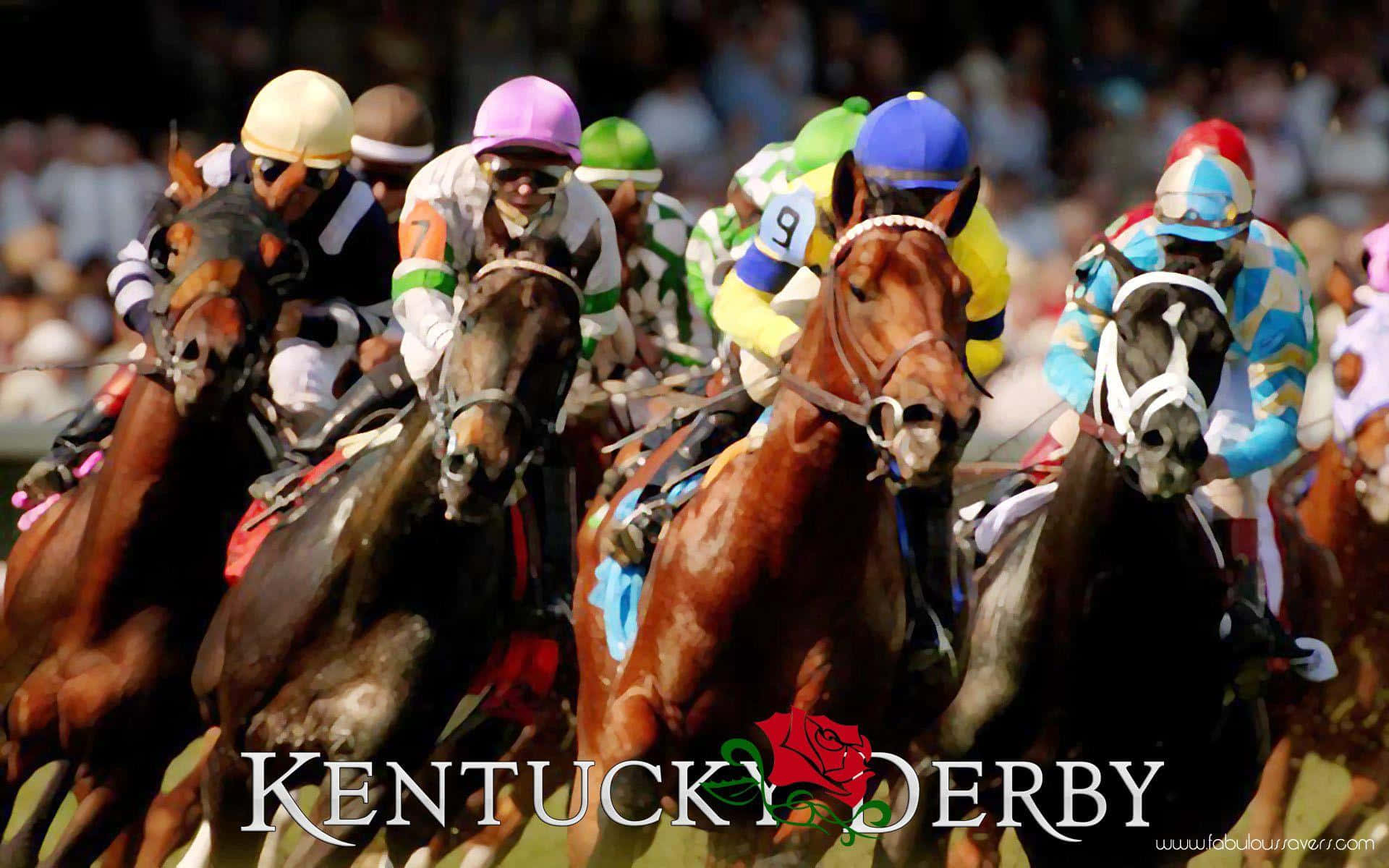 Kentucky Derby 桌布 壁紙 — 騎師穿著色彩繽紛的絲綢賽衣，在肯塔基德比賽馬中高速策騎純種馬，背景是模糊的人群。