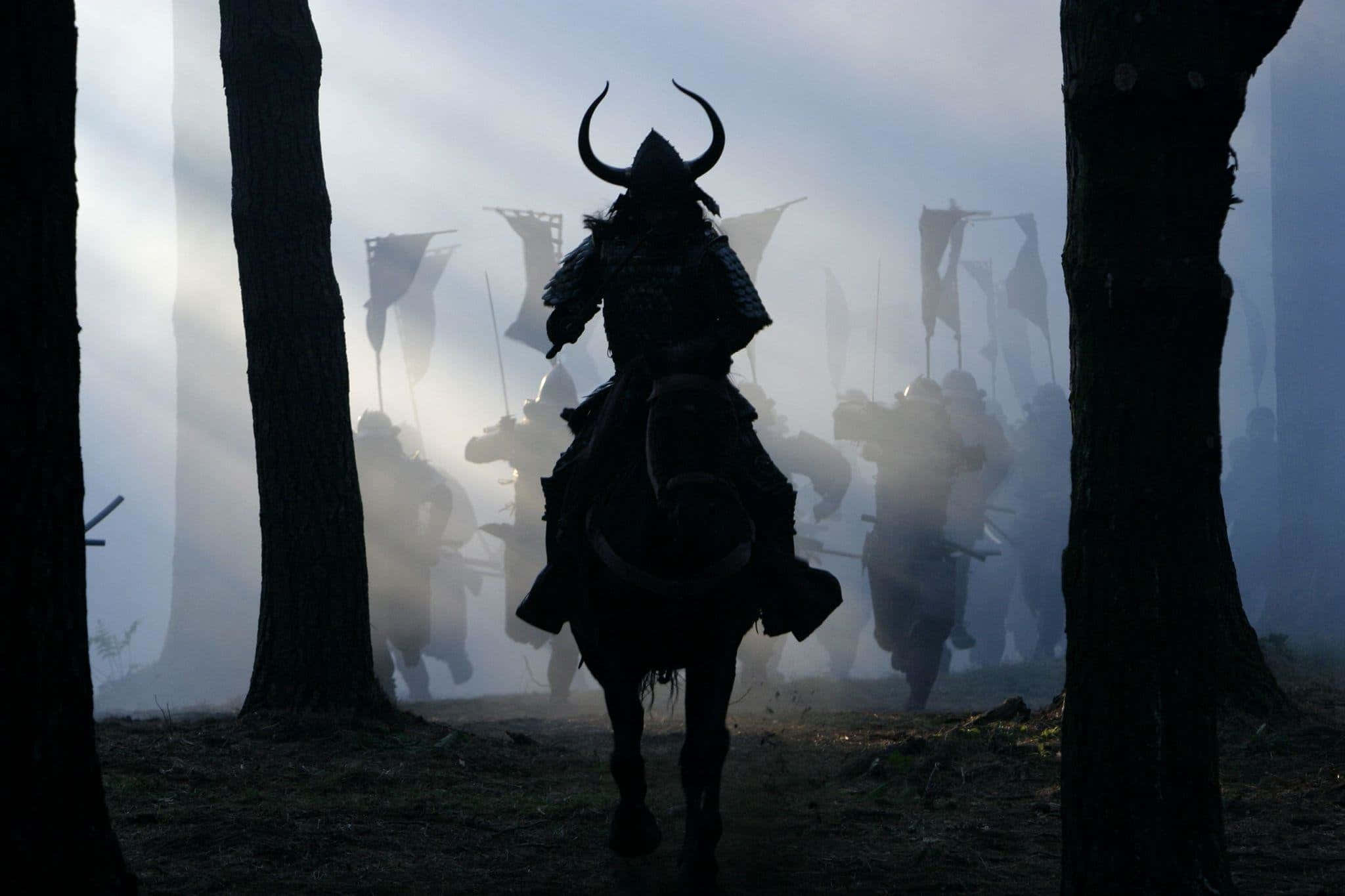 Samurai Movies 桌布 壁紙 — 騎馬武士的剪影帶領霧林衝鋒，身後旗幟飄揚。