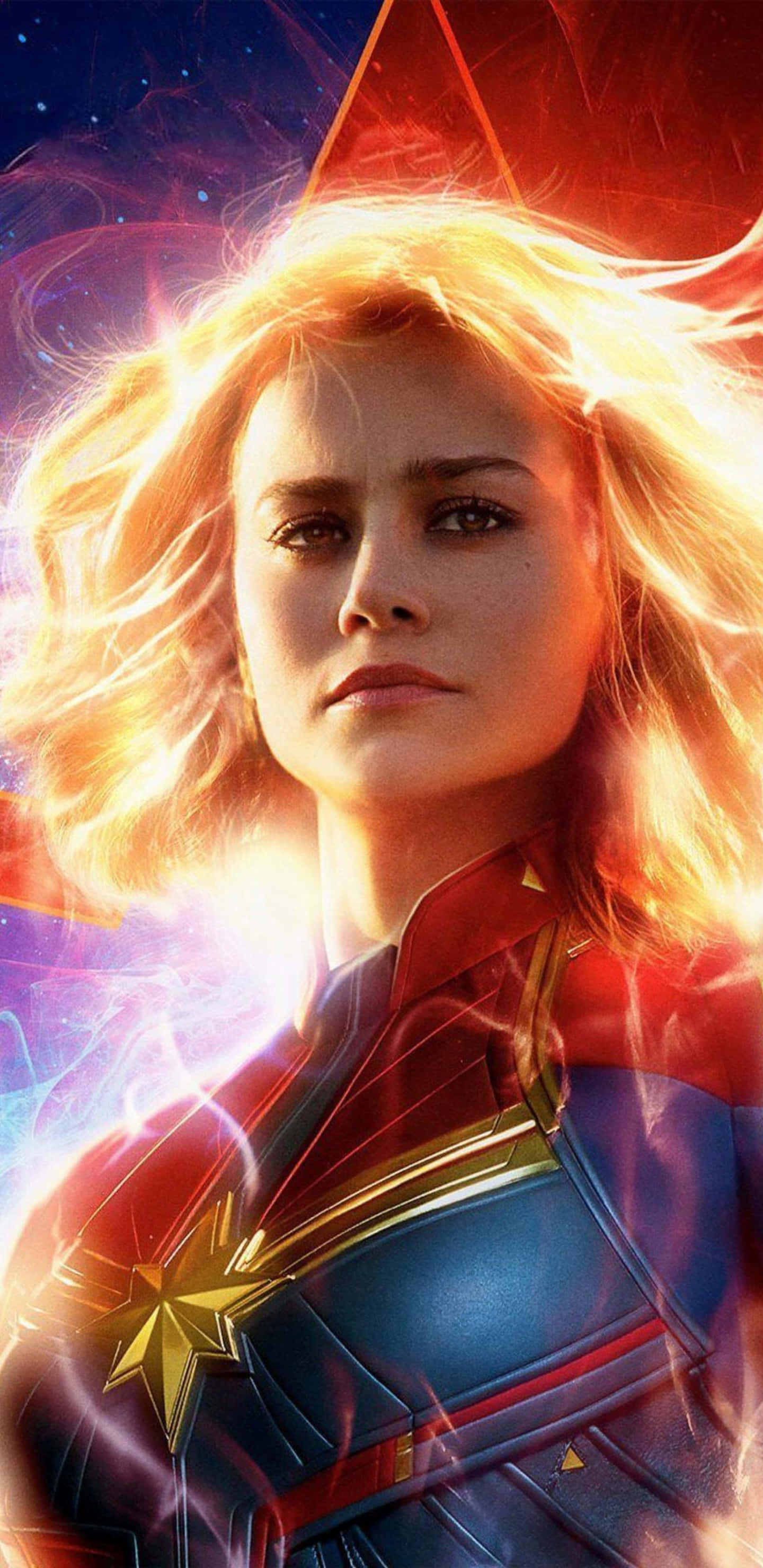 Pixel 3xl Captain Marvel 桌布 壁紙 — 驚奇隊長以英雄姿態站在宇宙背景下，她的身體散發出發光的能量。
