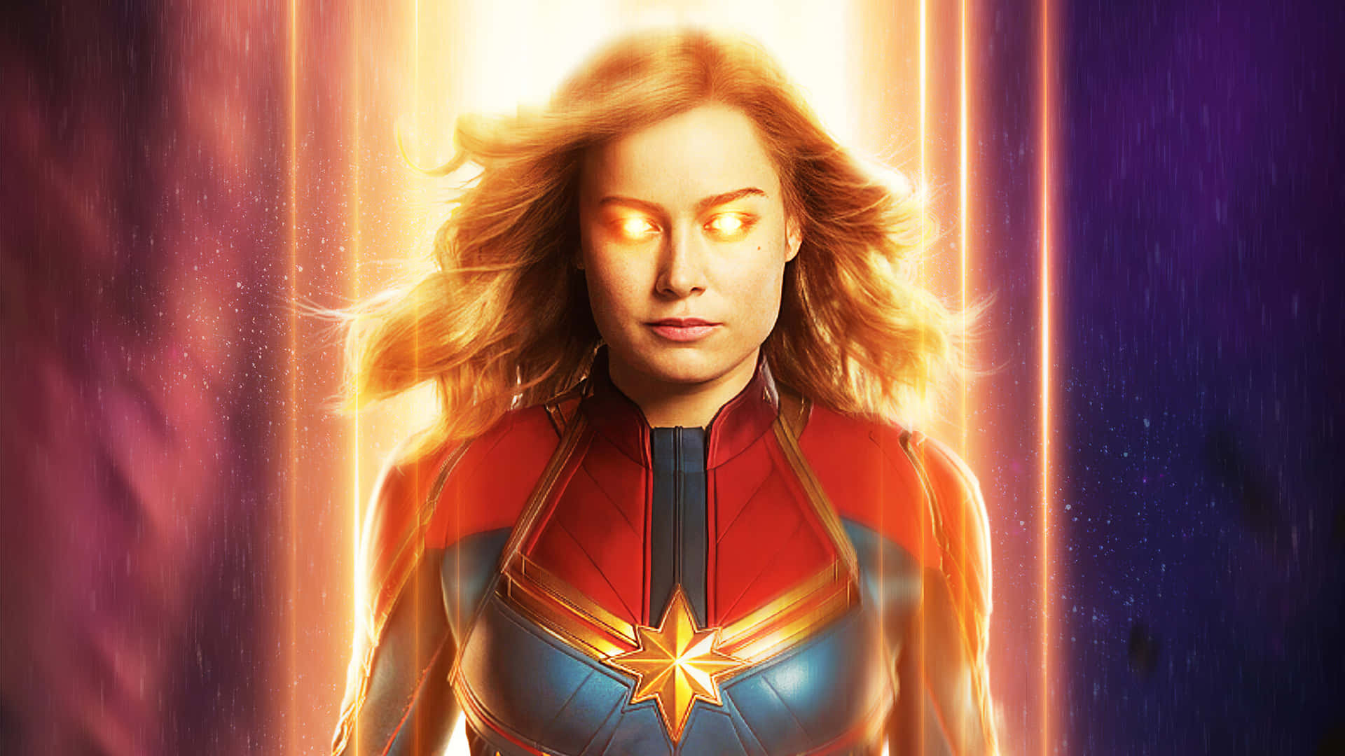 Captain Marvel HD 桌布 壁紙 — 驚奇隊長在宇宙光芒中強勢站立，發光的眼睛和飄逸的頭髮映襯著繁星點點的紫色和橙色背景。