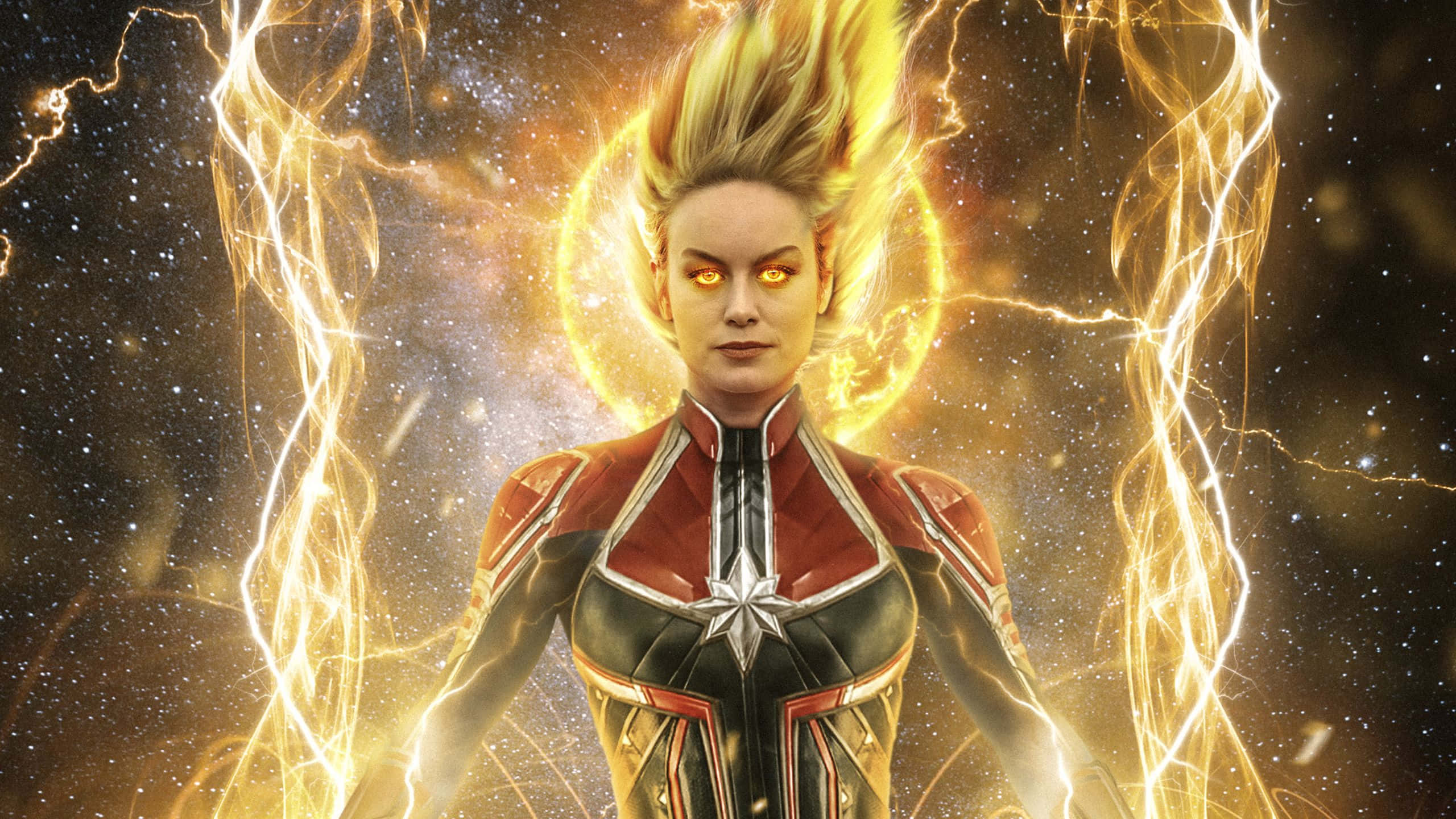 驚奇隊長 桌布 壁紙 — 驚奇隊長在宇宙場景中強勢站立，金色閃電在她發光的眼睛和帶有星星標誌的服裝周圍噼啪作響。