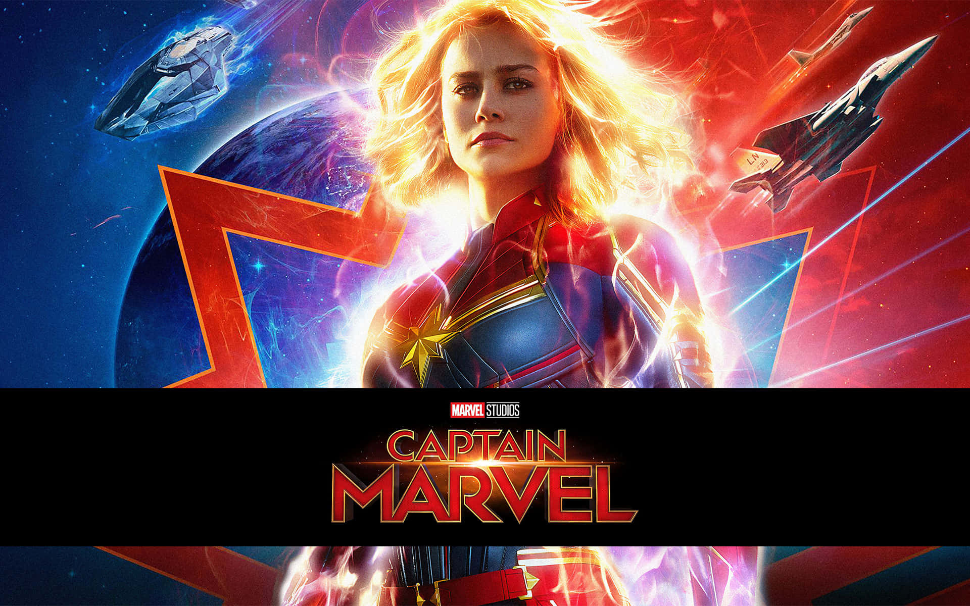 Best Captain Marvel 桌布 壁紙 — 驚奇隊長在宇宙場景中英勇站立，身後有發光的能量、太空船和一顆行星。
