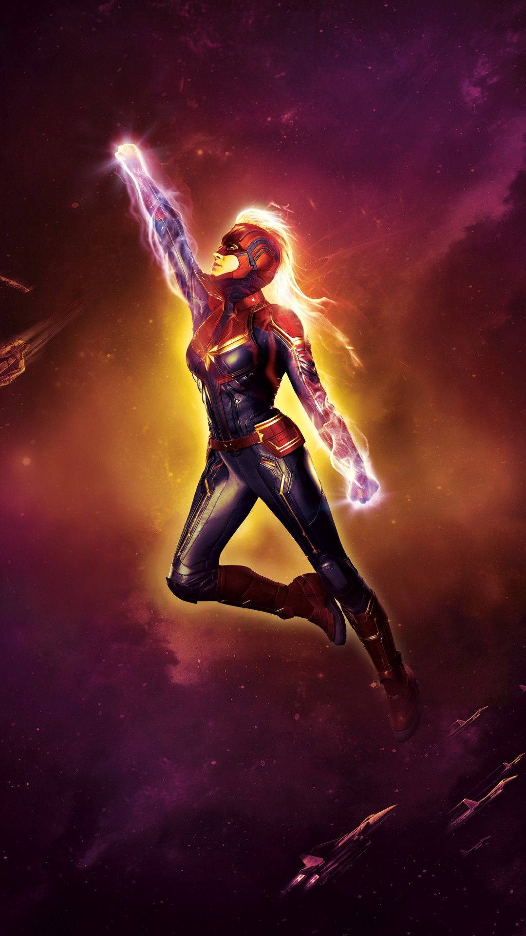 超級英雄 桌布 壁紙 — 驚奇隊長在宇宙星雲中翱翔，舉起的手上閃爍著噼啪作響的能量。