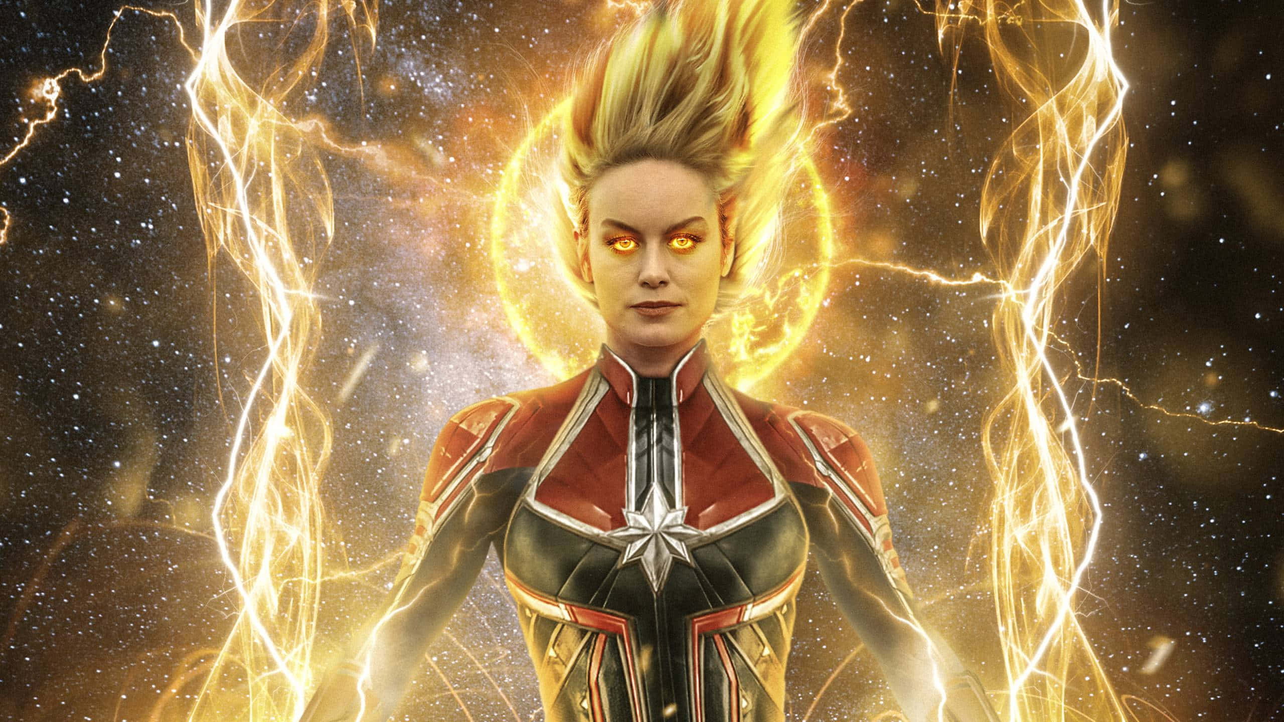 漫威 桌布 壁紙 — 驚奇隊長在宇宙背景下強勢站立，金色閃電在她發光的眼睛和飾有星星的戰衣周圍噼啪作響。