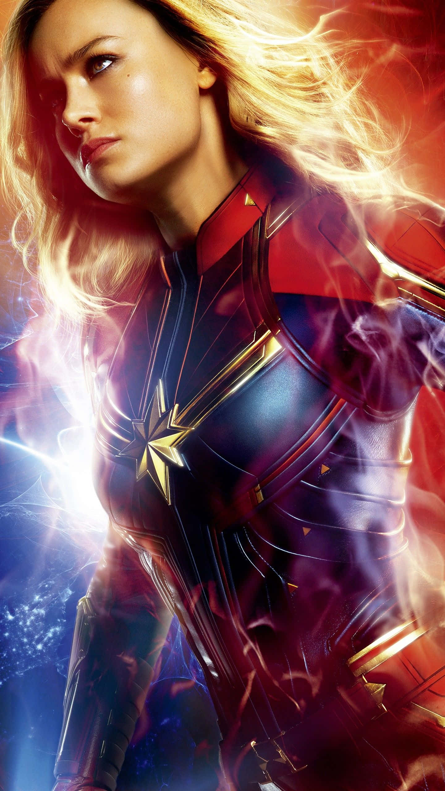 brie larson 桌布 壁紙 — 驚奇隊長在宇宙風暴中強勢站立，發光的能量在她飾有星星的戰衣周圍旋轉。
