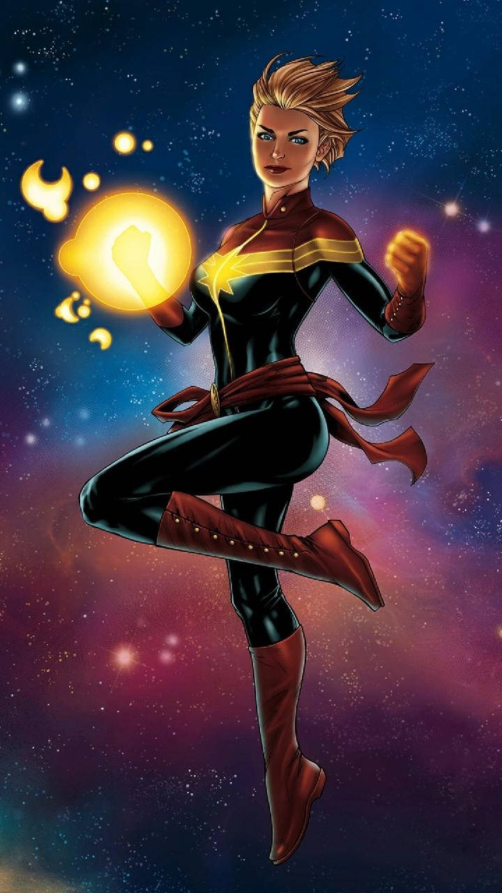 Captain Marvel 桌布 壁紙 — 驚奇隊長在繁星點點的宇宙虛空中動態漂浮，揮舞著發光的能量球，充滿強烈決心。