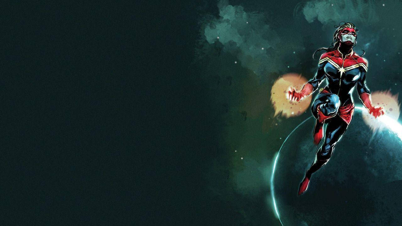 Captain Marvel 桌布 壁紙 — 驚奇隊長在黑暗星雲背景下翱翔宇宙，雙手爆發出熾熱的能量衝擊波。