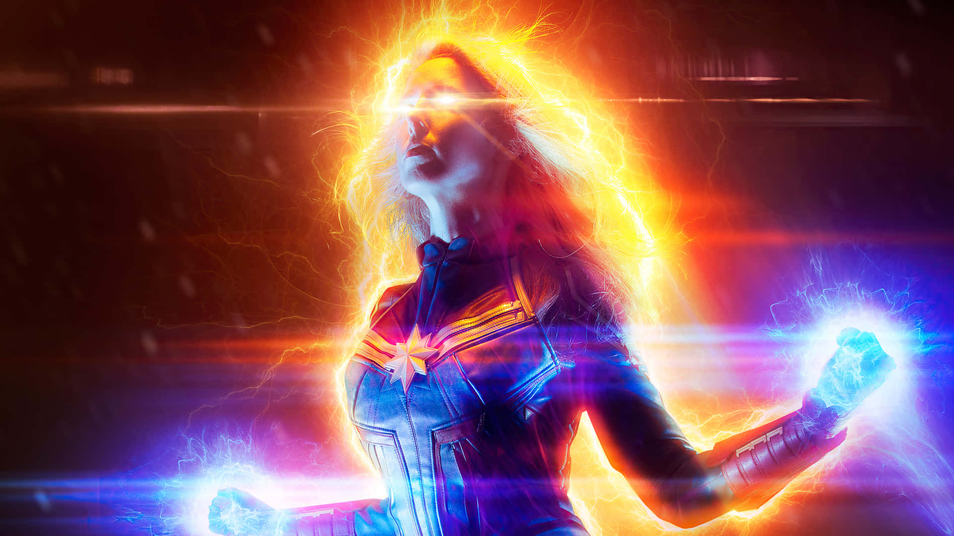 Captain Marvel HD 桌布 壁紙 — 驚奇隊長在黑暗的電影場景中，以發光的拳頭和耀眼的閃電引導宇宙能量。