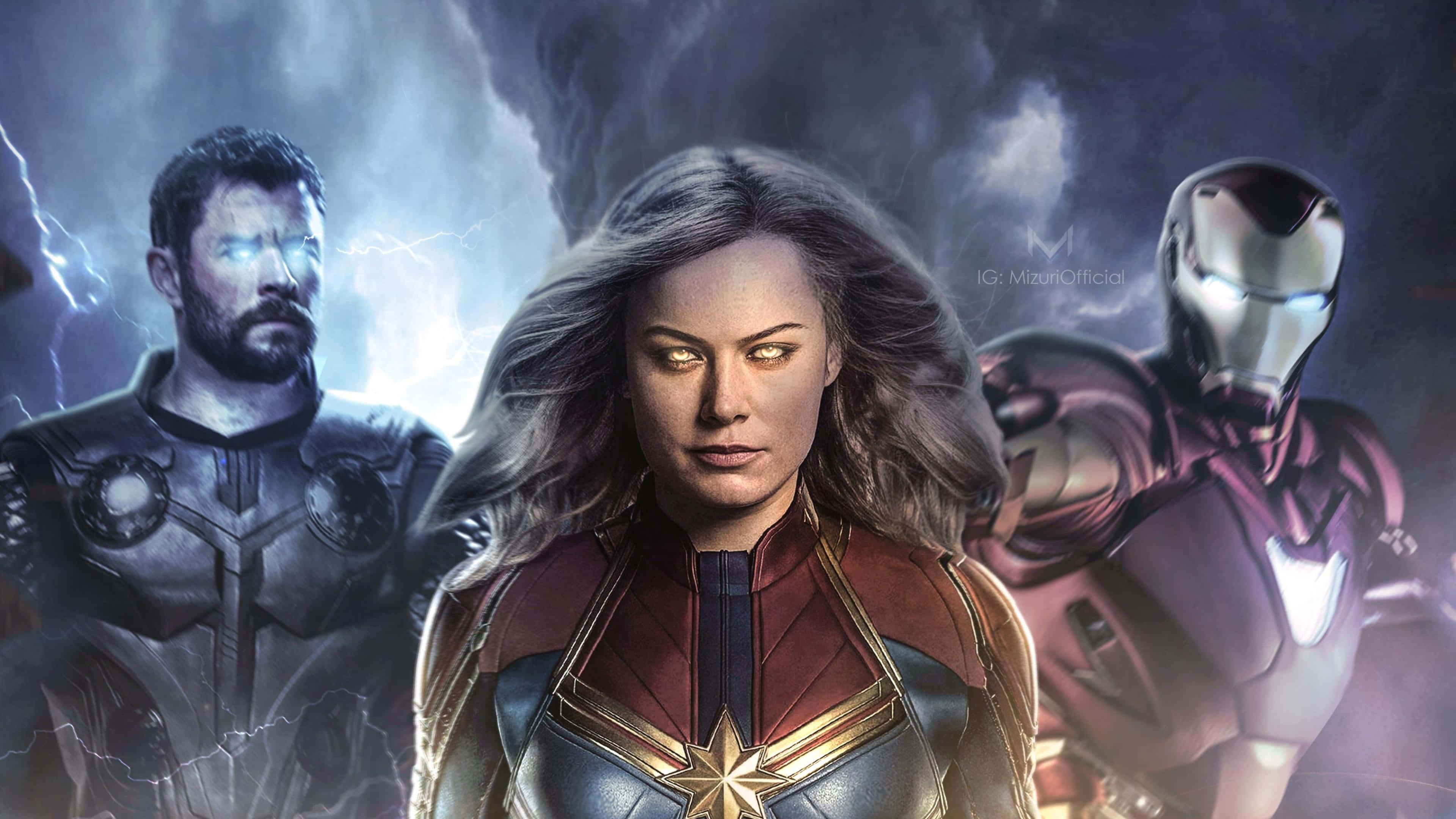 Captain Marvel 3d 桌布 壁紙 — 驚奇隊長站在中央，索爾和鋼鐵人在她兩側，背景是帶閃電的暴風雨天空。