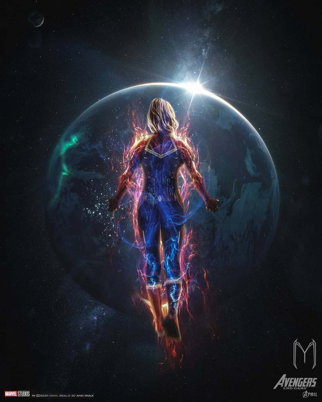 桌布 壁紙 — 驚奇隊長背對著一顆發光的行星，宇宙能量在她周圍劈啪作響，身處太空。