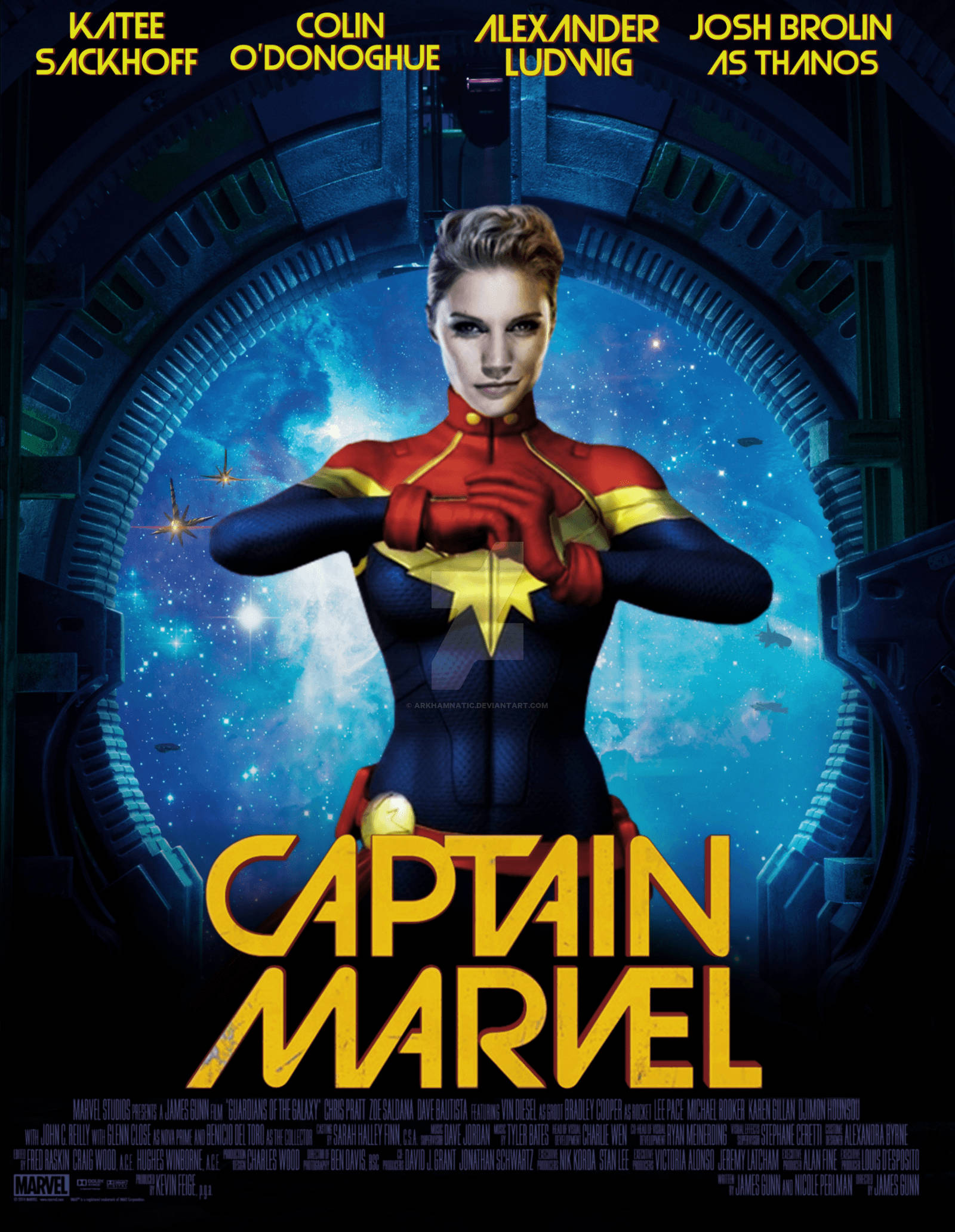 Captain Marvel 桌布 壁紙 — 驚奇隊長自信地穿著她的紅藍戰衣，站在由未來風格傳送門框住的宇宙背景前。