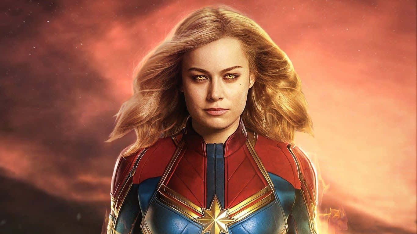 1366x768 Marvel 桌布 壁紙 — 驚奇隊長自信地站立，身穿紅、藍、金色戰衣，背景是熾熱的宇宙天空。