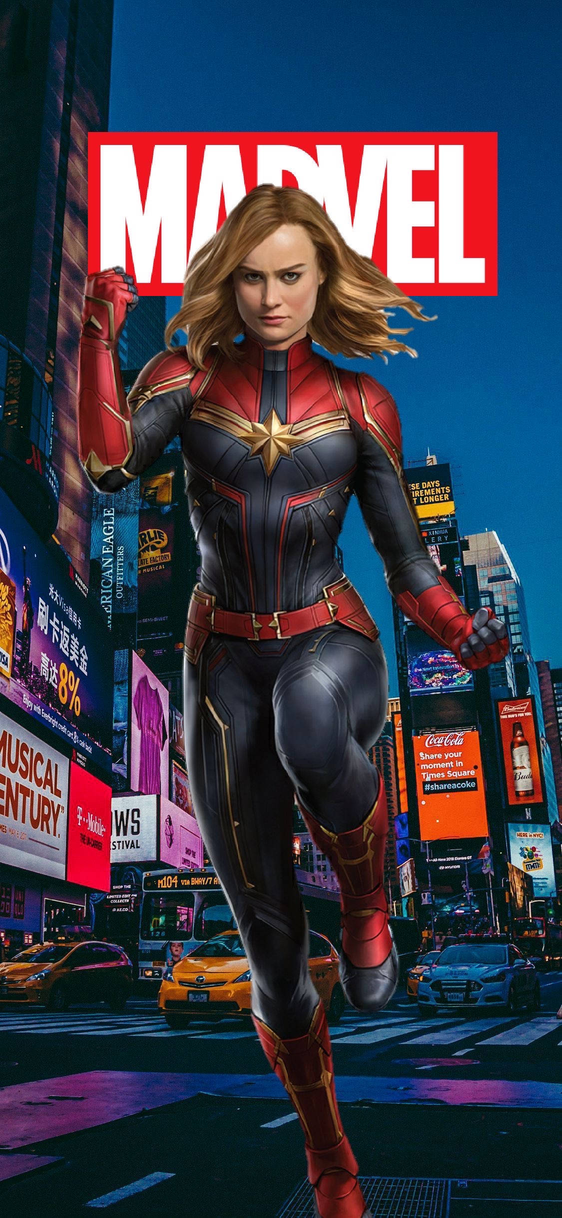 captain marvel iPhone 桌布 壁紙 — 驚奇隊長自信地走過夜晚霓虹燈閃爍的時代廣場，下方是高聳的廣告牌和黃色計程車。