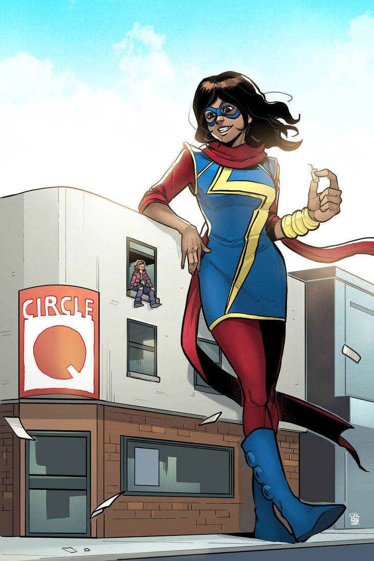 Ms Marvel 桌布 壁紙 — 驚奇隊長英勇地站在城市街道上，一個孩子從Circle Q商店上方的窗戶觀看。