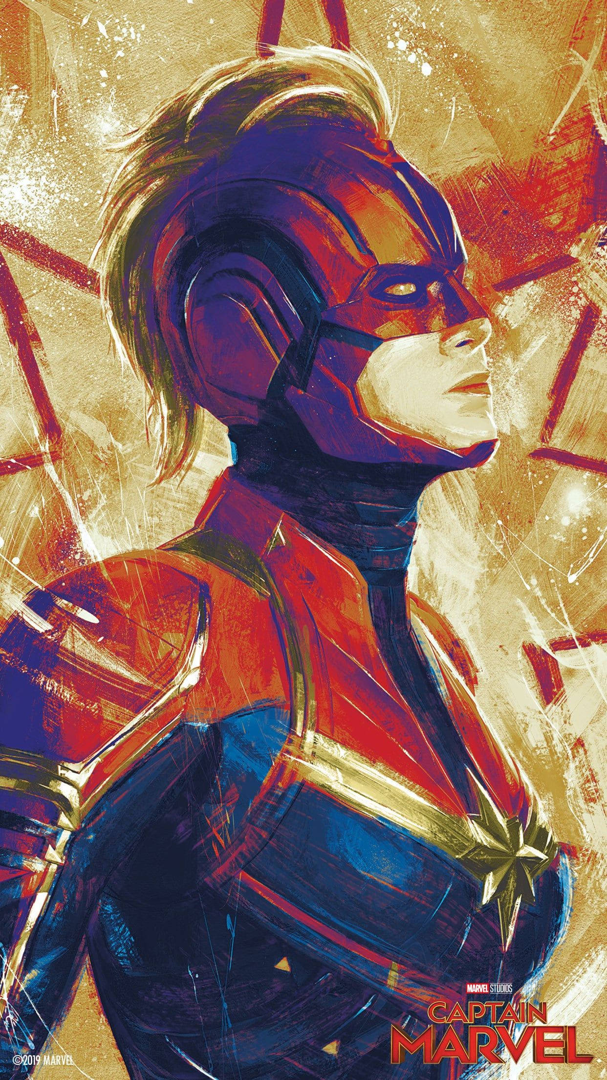 captain marvel iPhone 桌布 壁紙 — 驚奇隊長身穿大膽的紅、藍、金色盔甲，以英雄側面姿態站立，背景為帶有紅色筆觸的紋理金色背景。