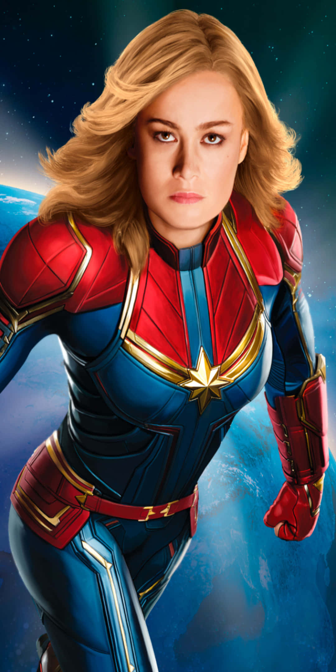 brie larson 桌布 壁紙 — 驚奇隊長身穿紅、藍、金色戰服，在宇宙背景下英勇站立，地球清晰可見於其後。