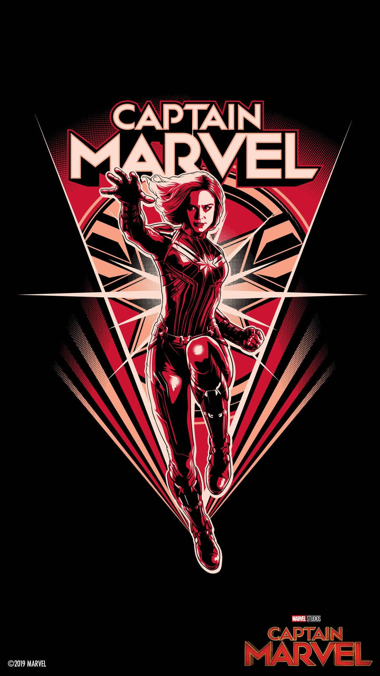 captain marvel iPhone 桌布 壁紙 — 驚奇隊長身穿紅色戰衣，在黑色背景上以動態姿勢站立，搭配大膽的紅色和白色幾何射線及標題文字。