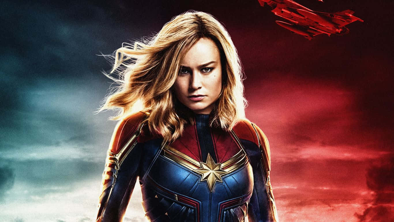 1366x768 Marvel 桌布 壁紙 — 驚奇隊長身穿藍紅戰衣，在風暴天空下堅定站立，天空被紅雲一分為二，頭頂有太空船。