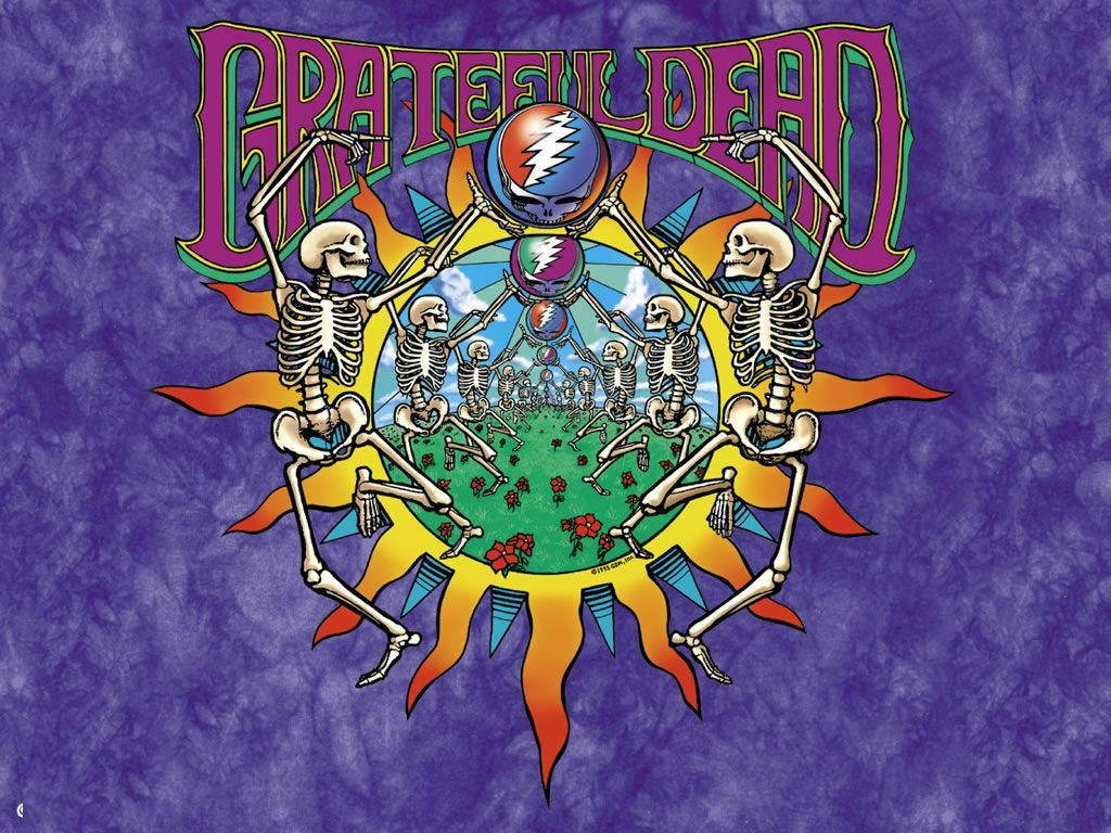 dead 桌布 壁紙 — 骷髏人物圍繞中央的太陽光跳舞，帶有Grateful Dead標誌和頭骨圖案，背景為紋理紫色。