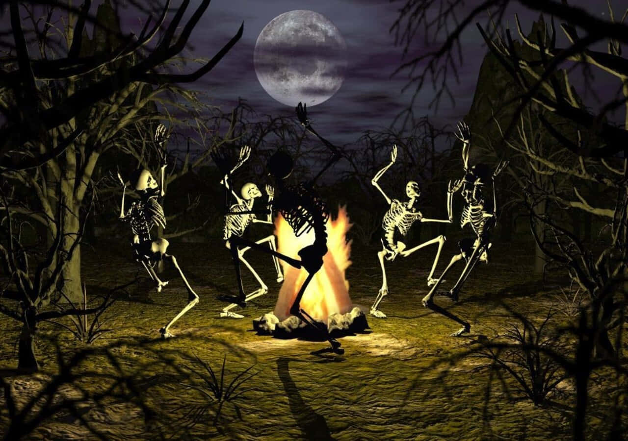 Halloween Skeleton 桌布 壁紙 — 骷髏形狀在滿月下，夜晚於陰森的森林中圍繞著熊熊營火狂野起舞。