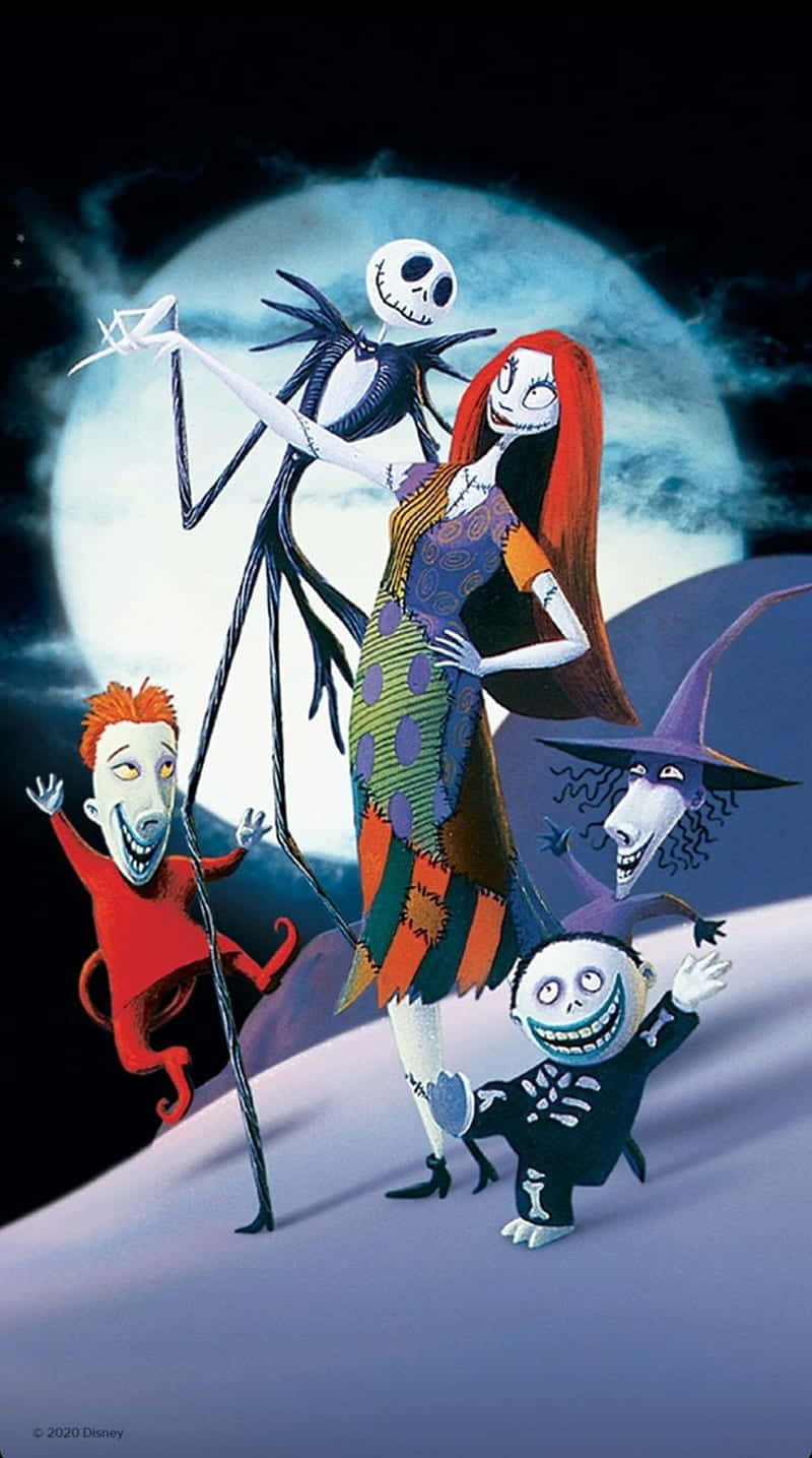 Nightmare Before Christmas Phone 桌布 壁紙 — 骷髏角色穿著鮮豔服裝，在閃爍的滿月前愉快地擺姿勢，營造出詭異的夜晚場景。