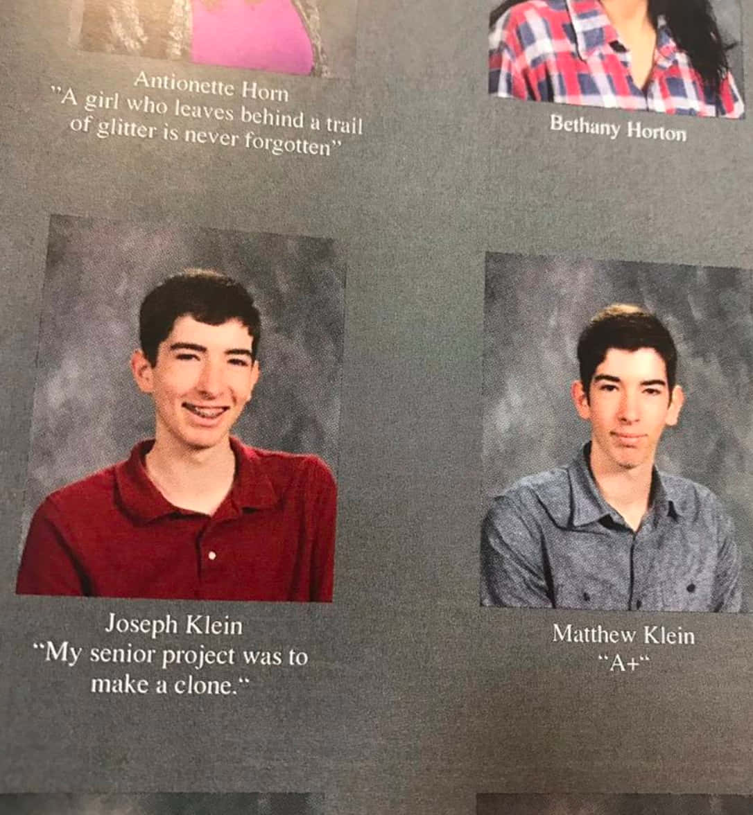 Senior Yearbook 桌布 壁紙 — 高中年刊頁面，展示四張學生肖像，附有名字和幽默語錄，背景為灰色攝影棚。