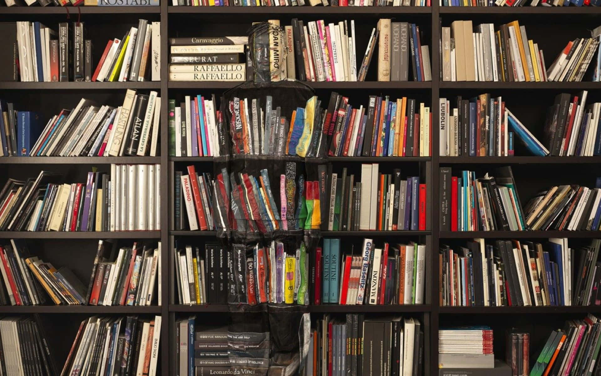 書本 桌布 壁紙 — 高大的深色書架上擺滿了色彩繽紛的書籍，在圖書館中營造出舒適的知識氛圍。