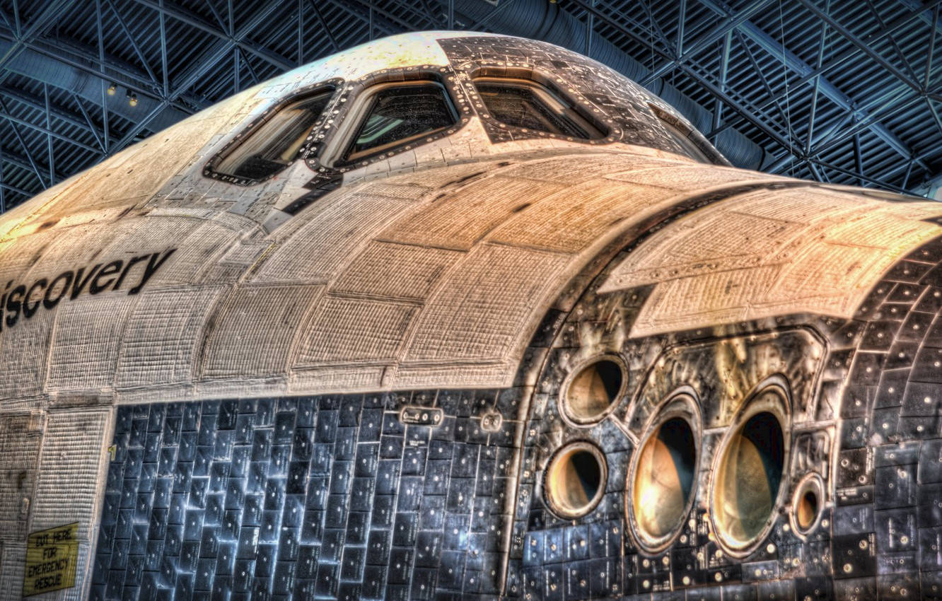 Smithsonian 桌布 壁紙 — 高天花板機庫內NASA太空梭發現號風化機鼻和駕駛艙的特寫。