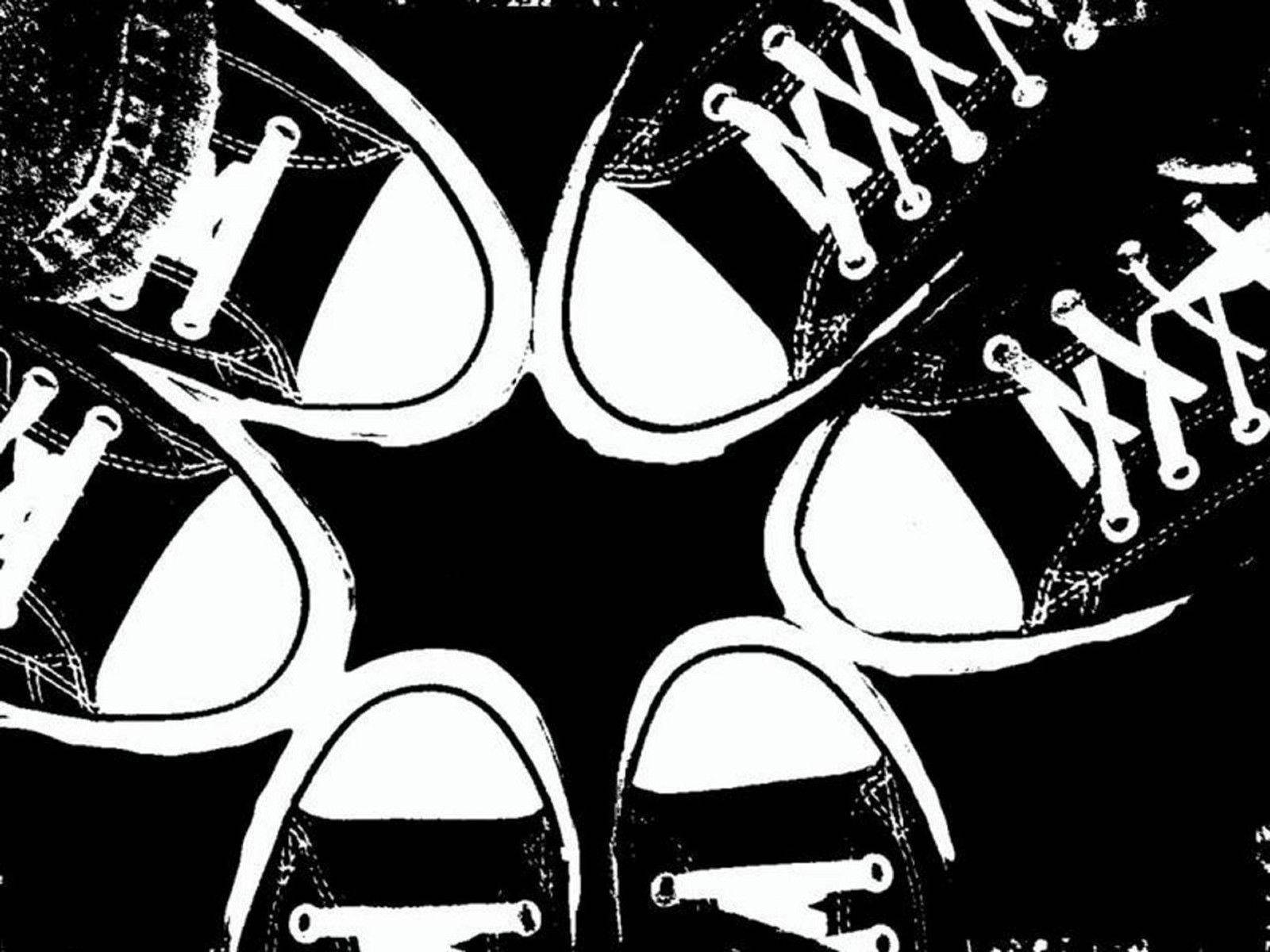 Converse 桌布 壁紙 — 高對比度黑白插圖，以星爆圖案排列的運動鞋。