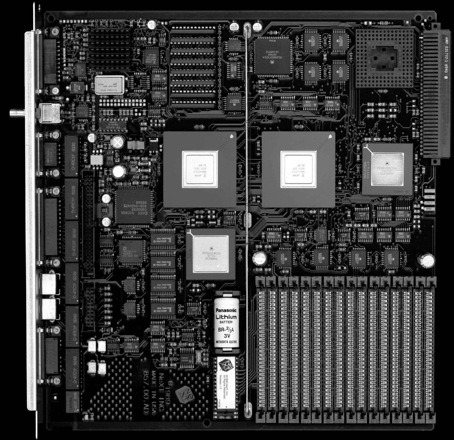 Motherboard 桌布 壁紙 — 高對比度黑白特寫，展示複雜的電腦主機板，可見晶片、電容器和標籤組件。