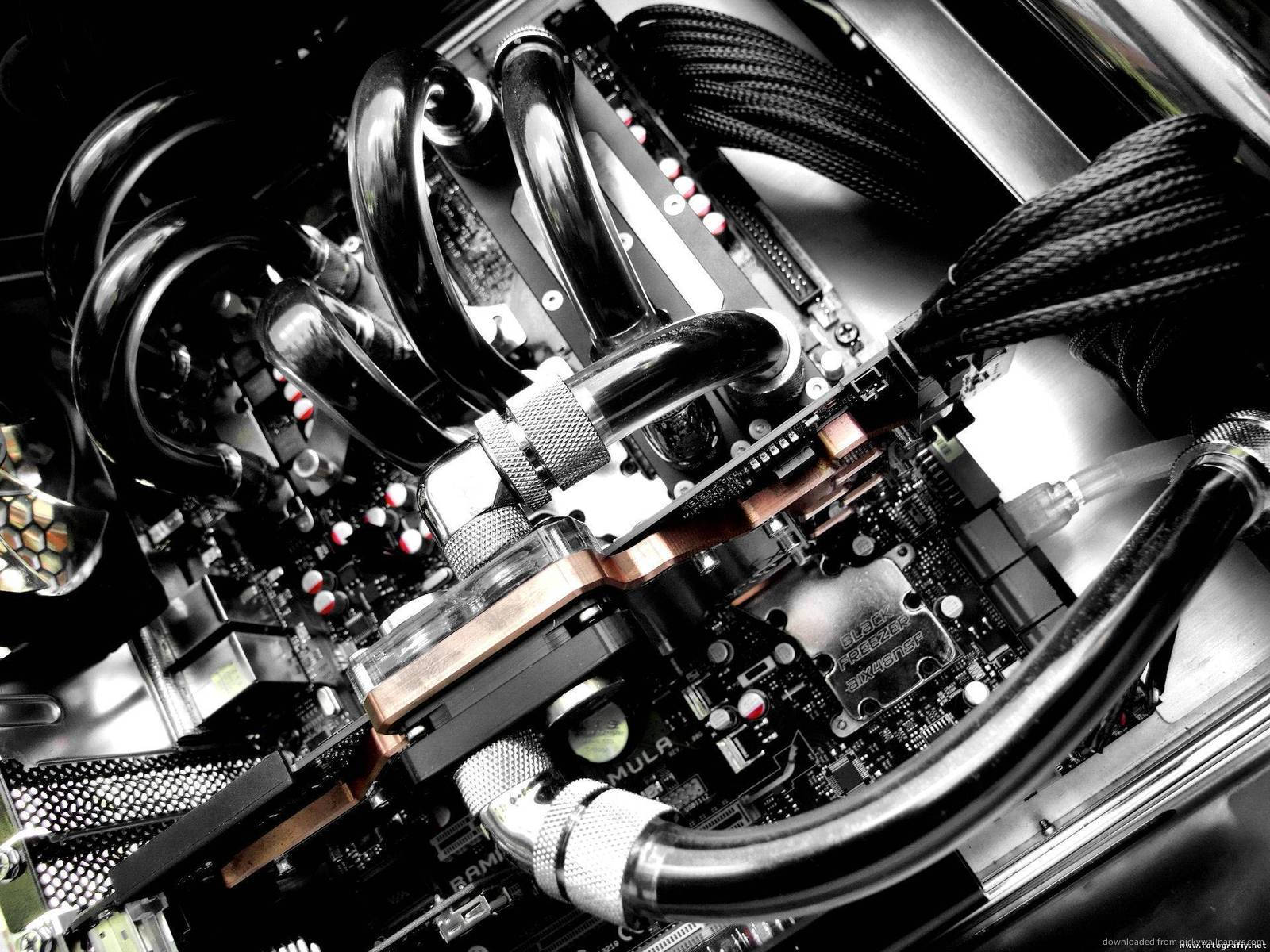 Motherboard 桌布 壁紙 — 高對比度黑白特寫，展示複雜的電腦主機板，帶有精密的冷卻管和銅製散熱片。
