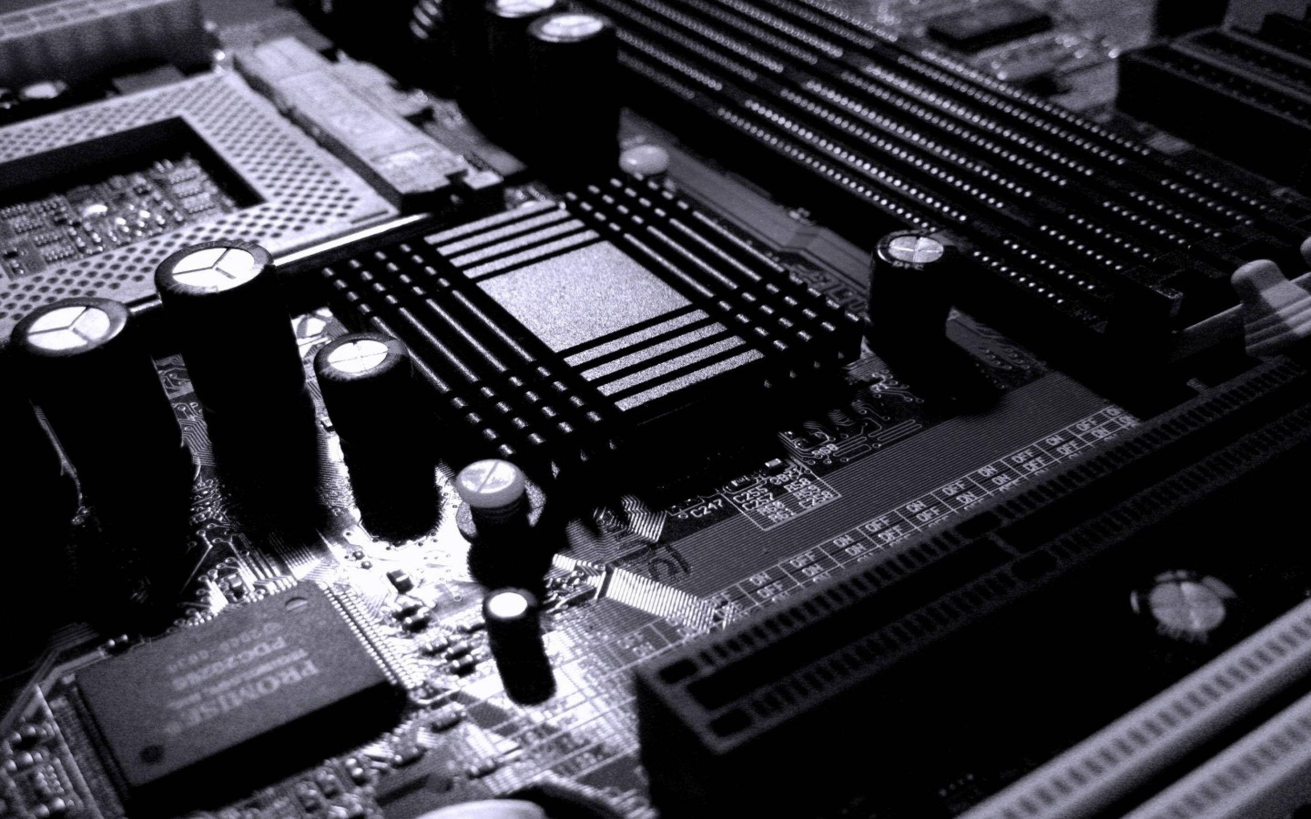 Motherboard 桌布 壁紙 — 高對比度黑白特寫電腦主機板，帶有電容器和散熱器細節。
