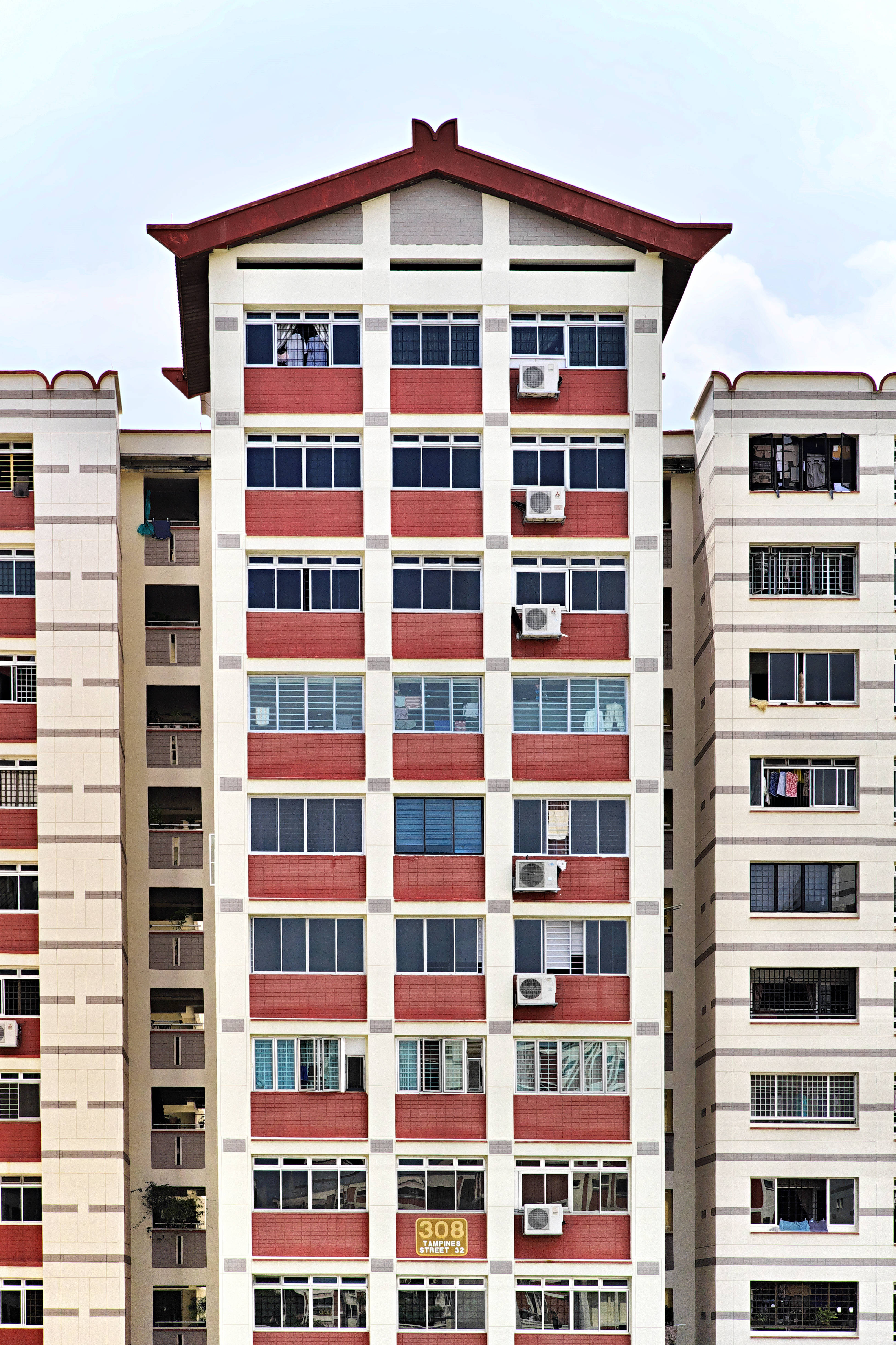 建築 桌布 壁紙 — 高層住宅公寓大樓，紅白外牆，眾多窗戶，晴空萬里。
