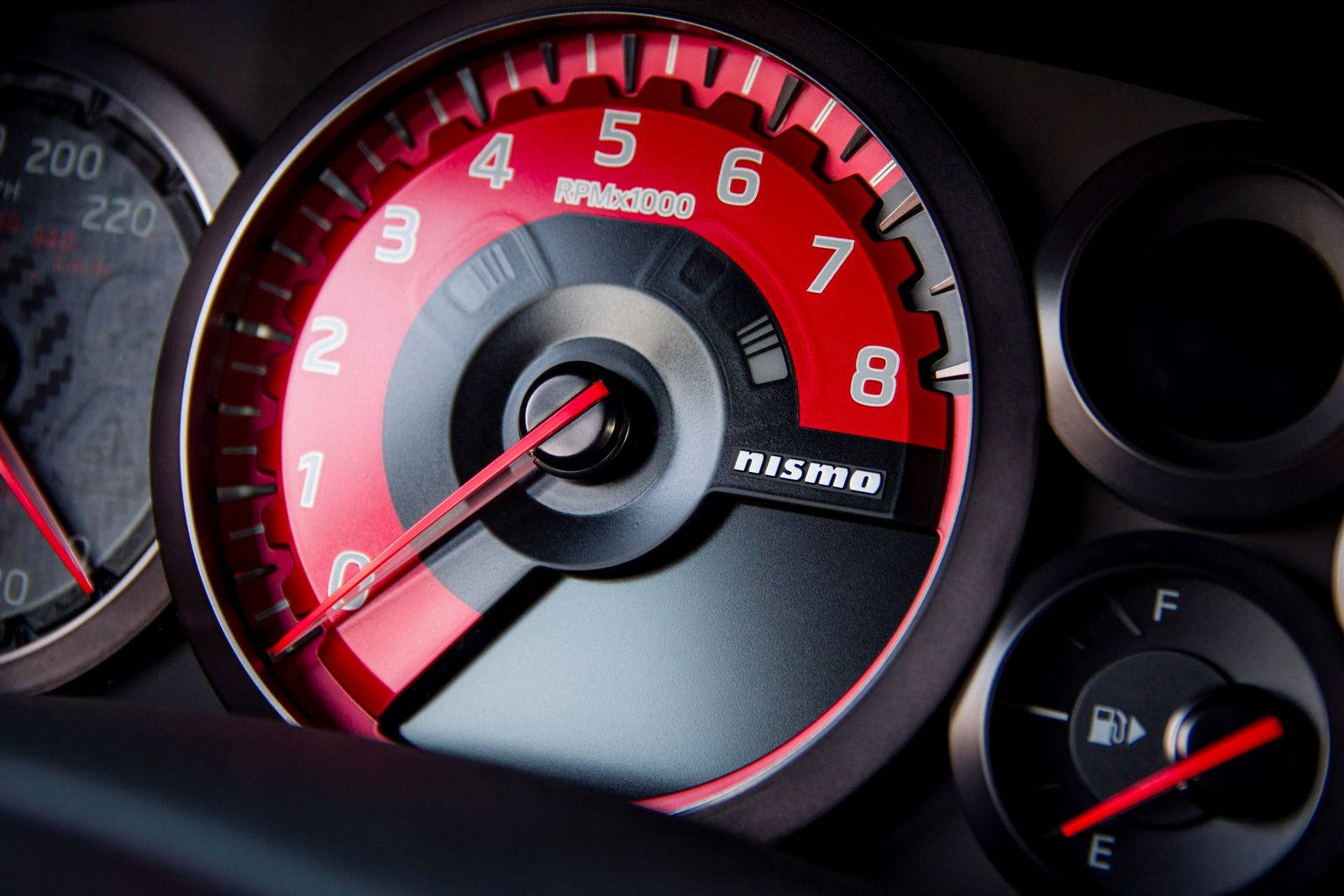 Speed 桌布 壁紙 — 高性能汽車儀表板中，紅色Nismo轉速表指針接近8000 RPM的特寫。