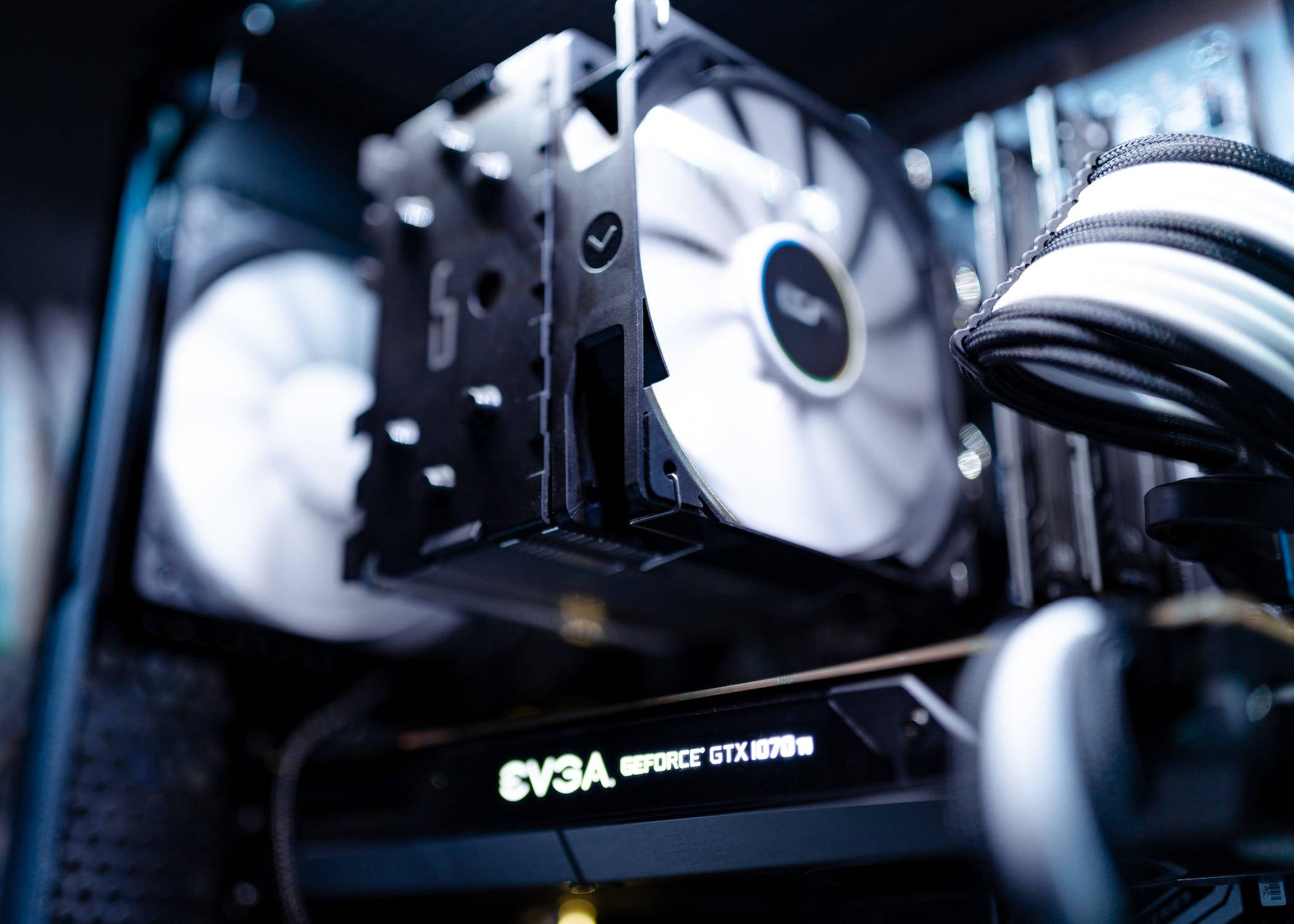 Gaming Setup 桌布 壁紙 — 高效能電腦內部特寫，帶有發光白色風扇和可見的EVGA GeForce GTX 1070顯示卡。